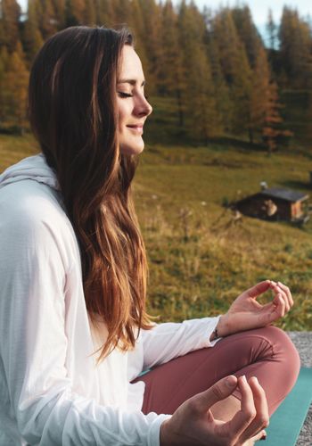 Ein Ausgleich zum Wandern und Skifahren: Yogaeinheiten