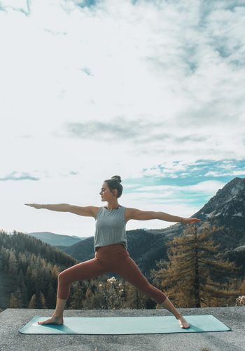 Ein Ausgleich zum Wandern und Skifahren: Yogaeinheiten