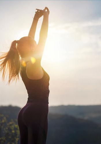 Ein Ausgleich zum Wandern und Skifahren: Yogaeinheiten