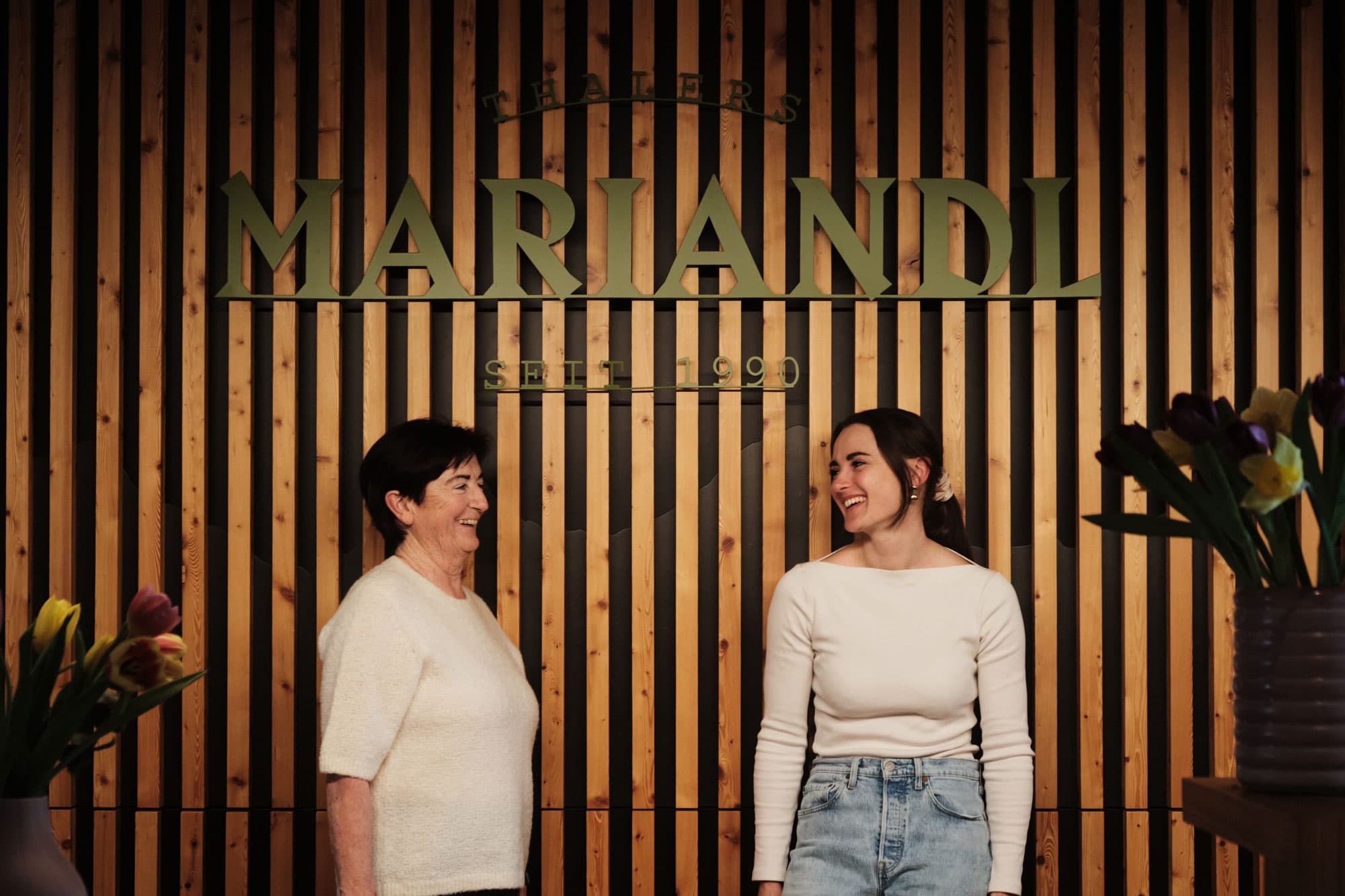 Zwei Frauen (Seniorchefin und Juniochefin) im Gespräch im Hotel