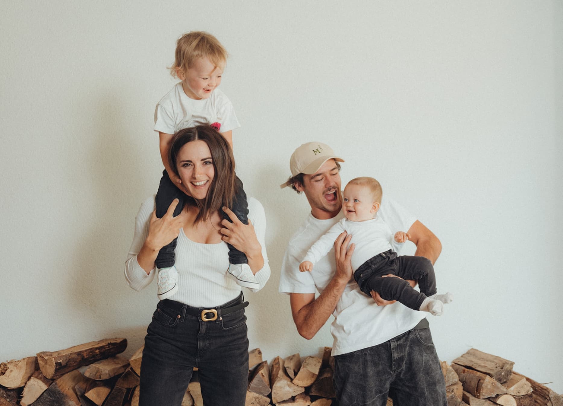 Familie mit Kind lachend