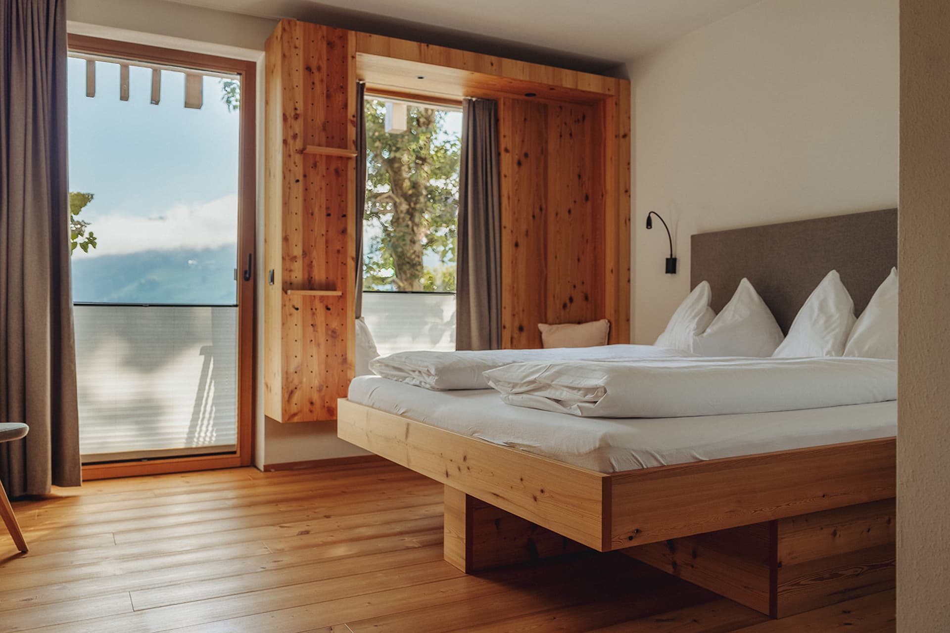 Schlafzimmer mit Holz und Fenster