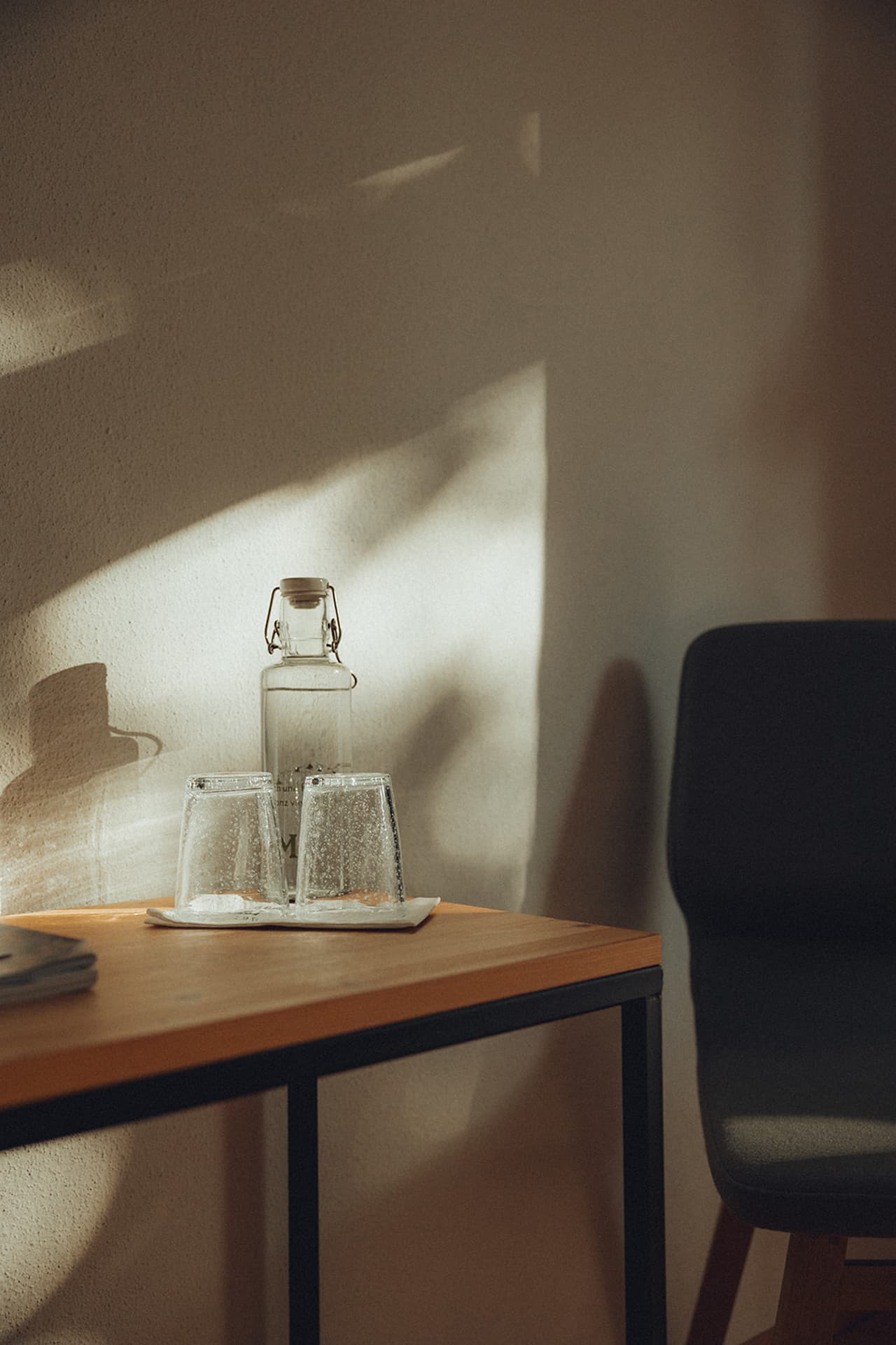 Zimmerdetail mit Licht und Wasserflasche