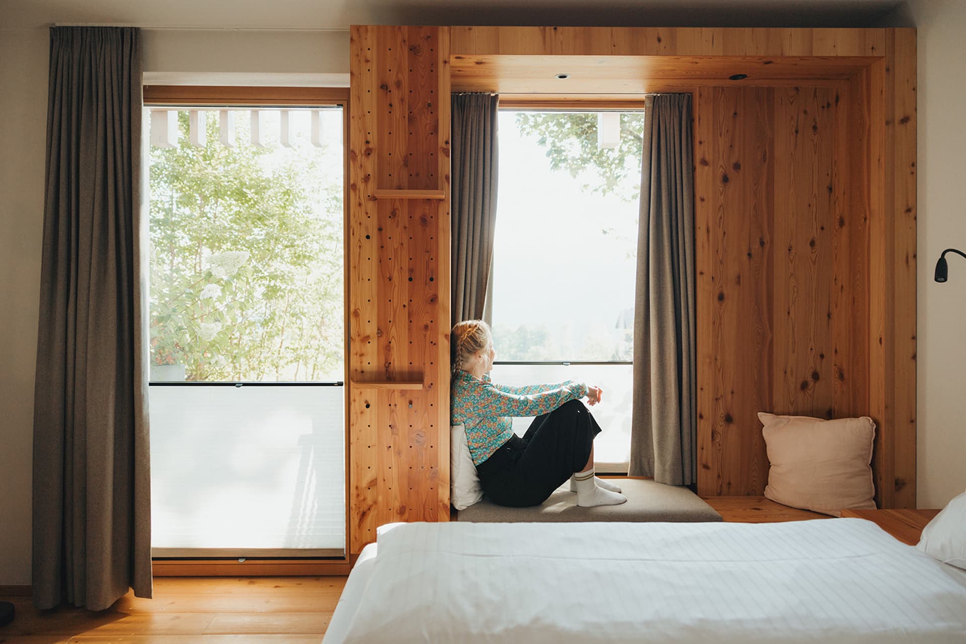 Schlafzimmer mit Fenster Sitzbereich