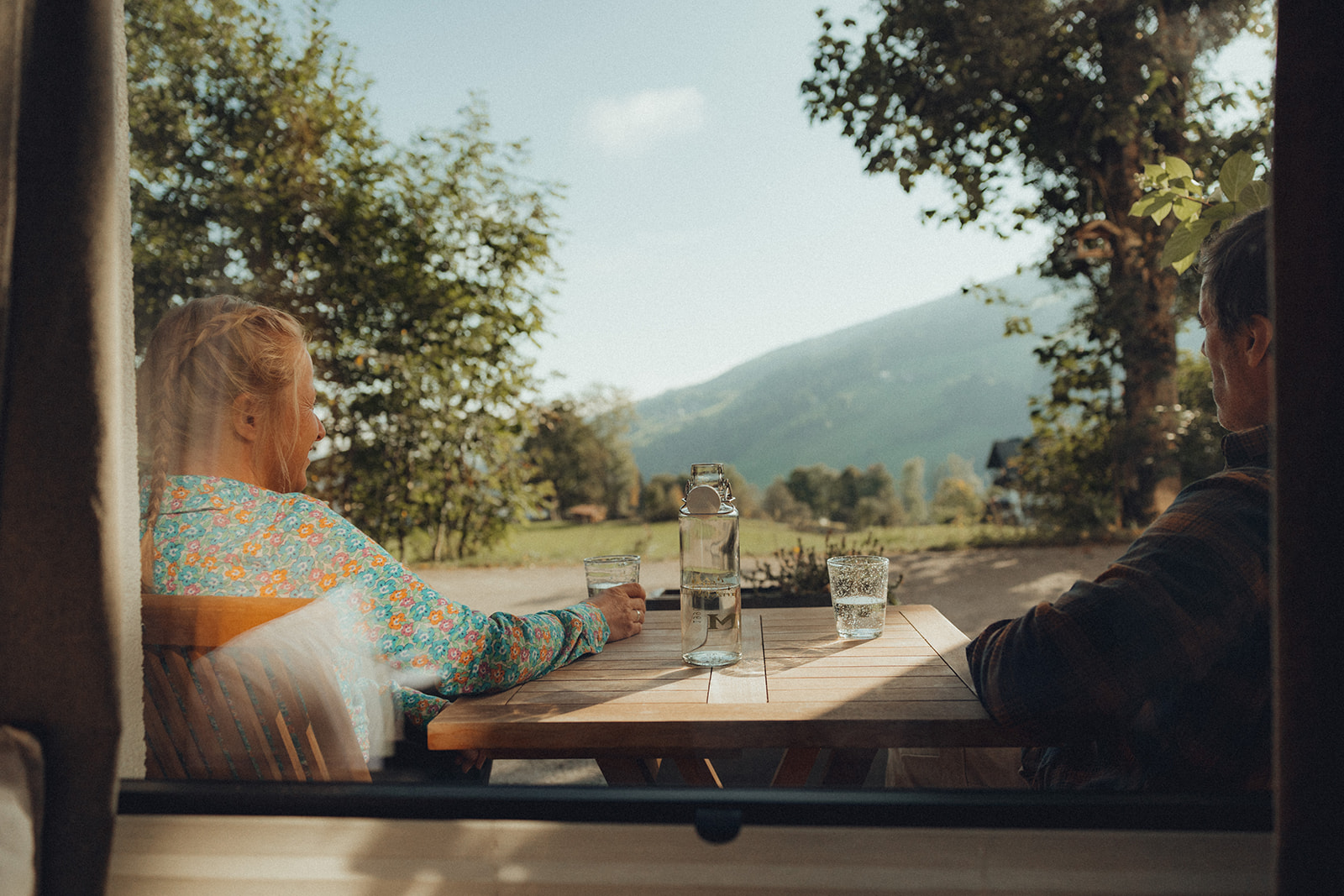Person entspannt mit Ausblick eigener Terasse