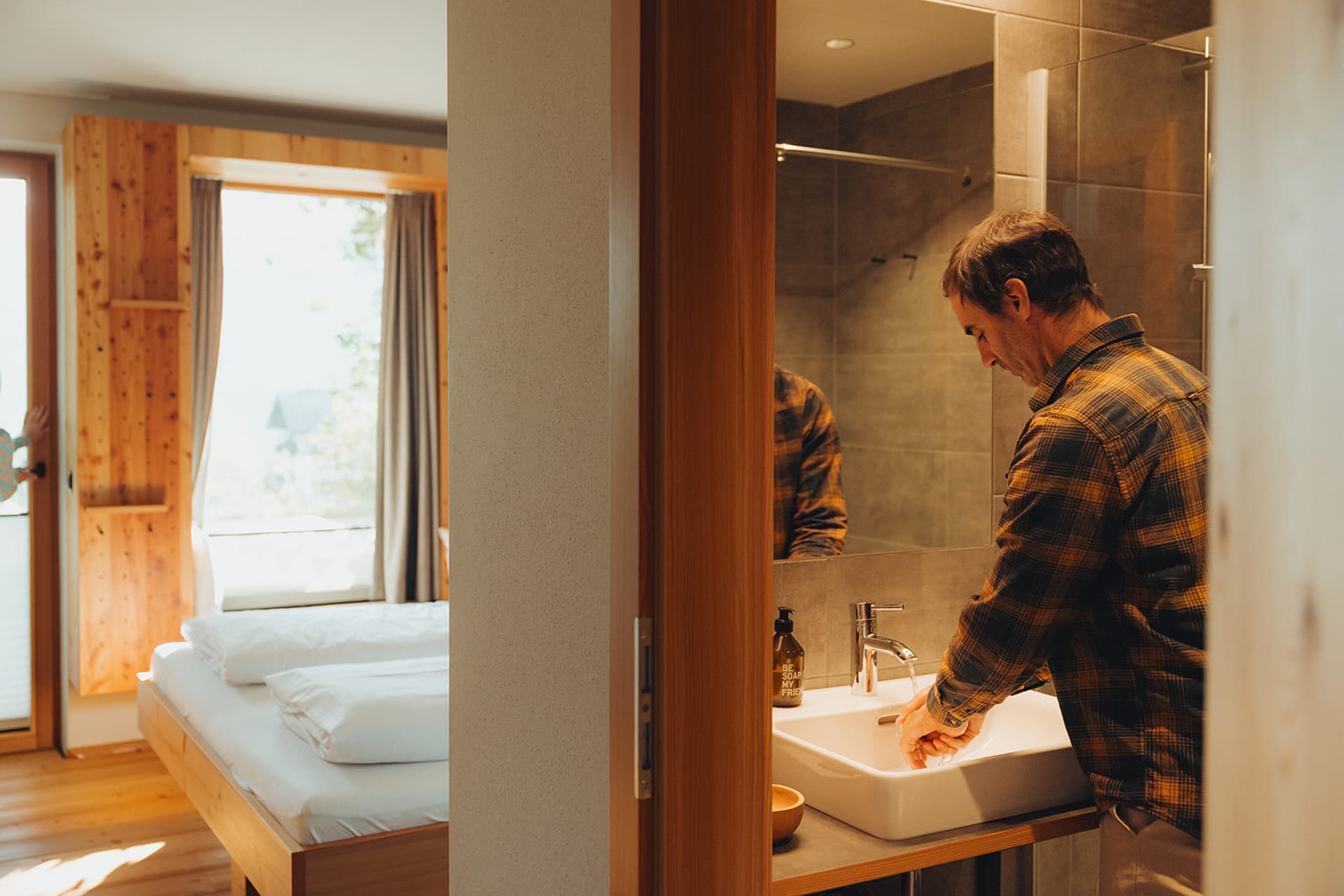 Person im Zimmer beim Waschbecken