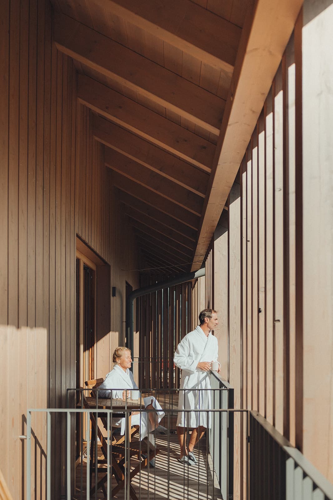 Gäste am Balkon Hotel