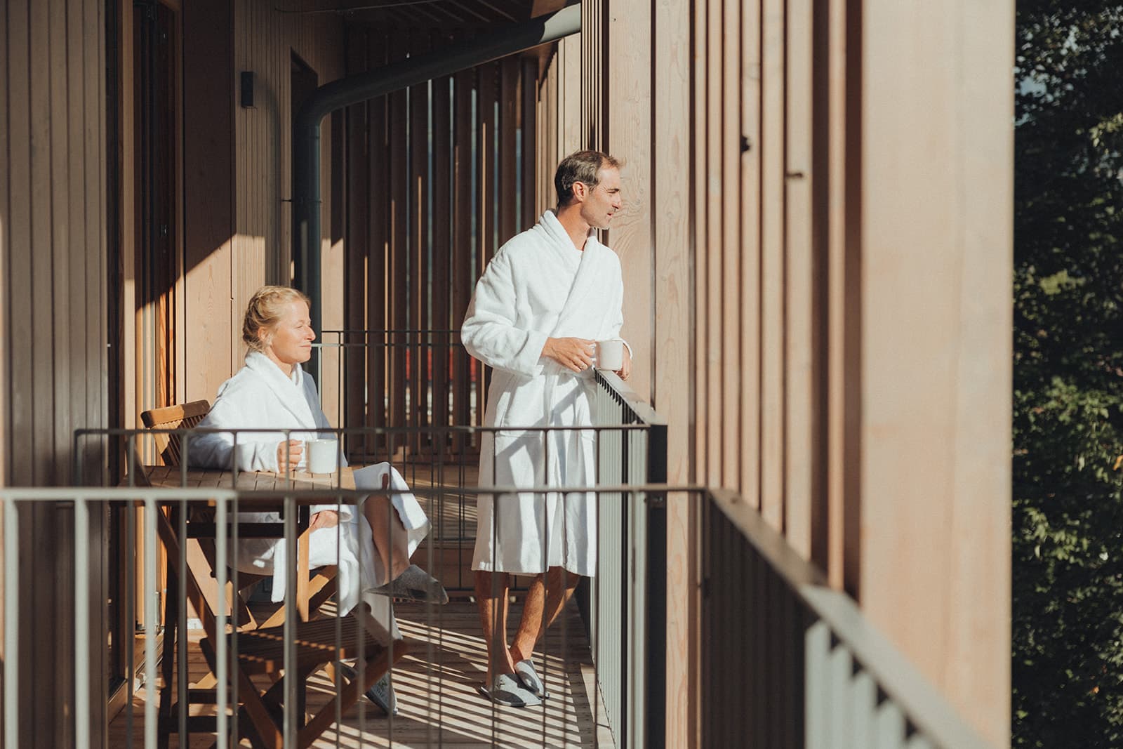 Gäste am Balkon Hotel