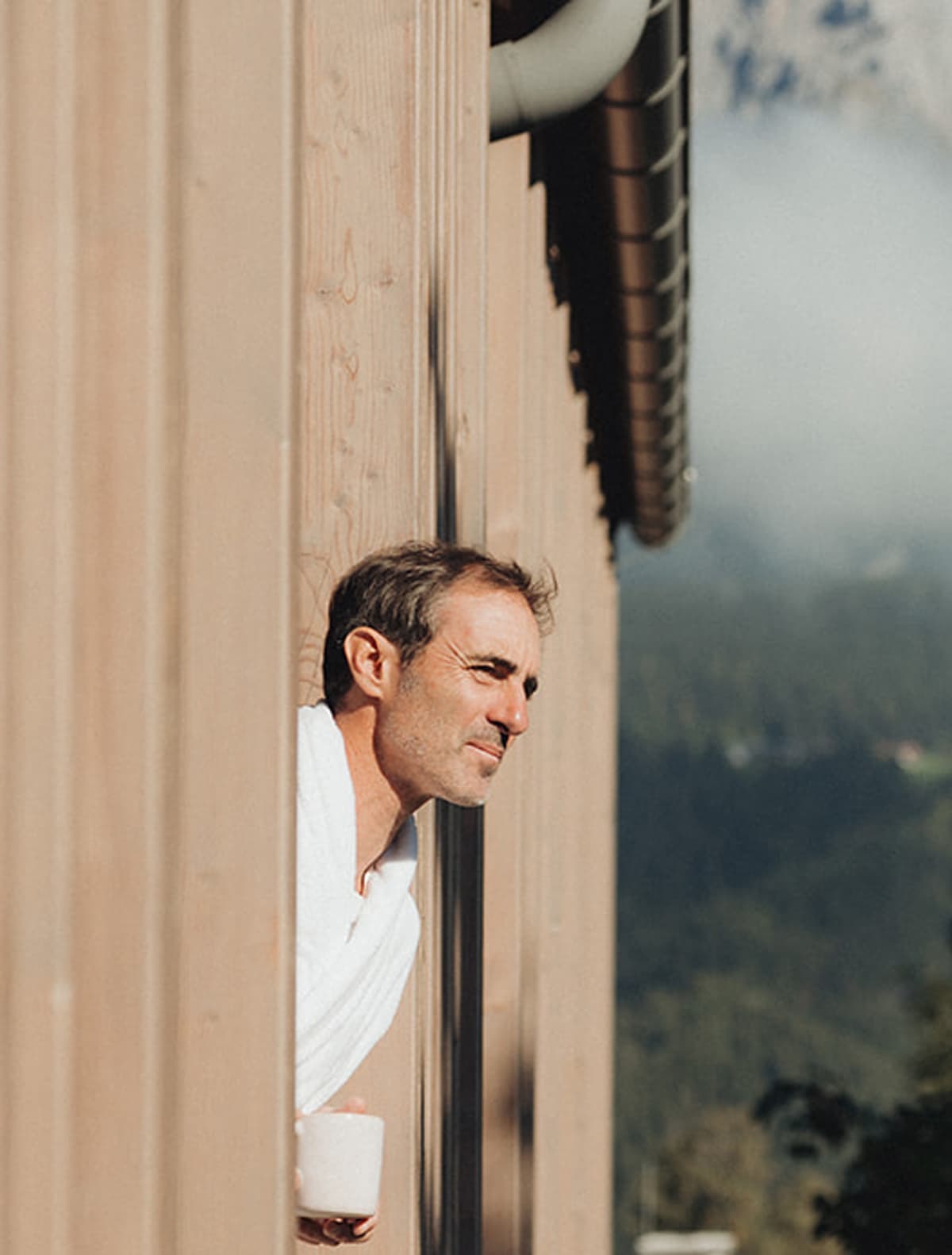 Mann am Balkon Seitenansicht