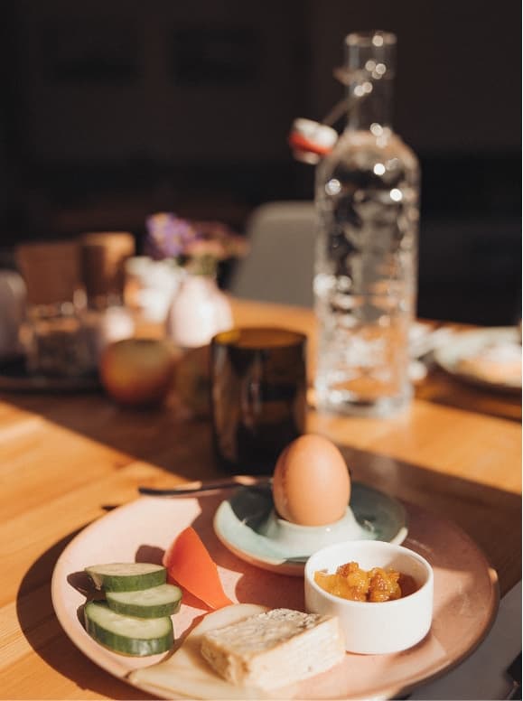 Frühstück Tablett mit Eier und Aufstrich