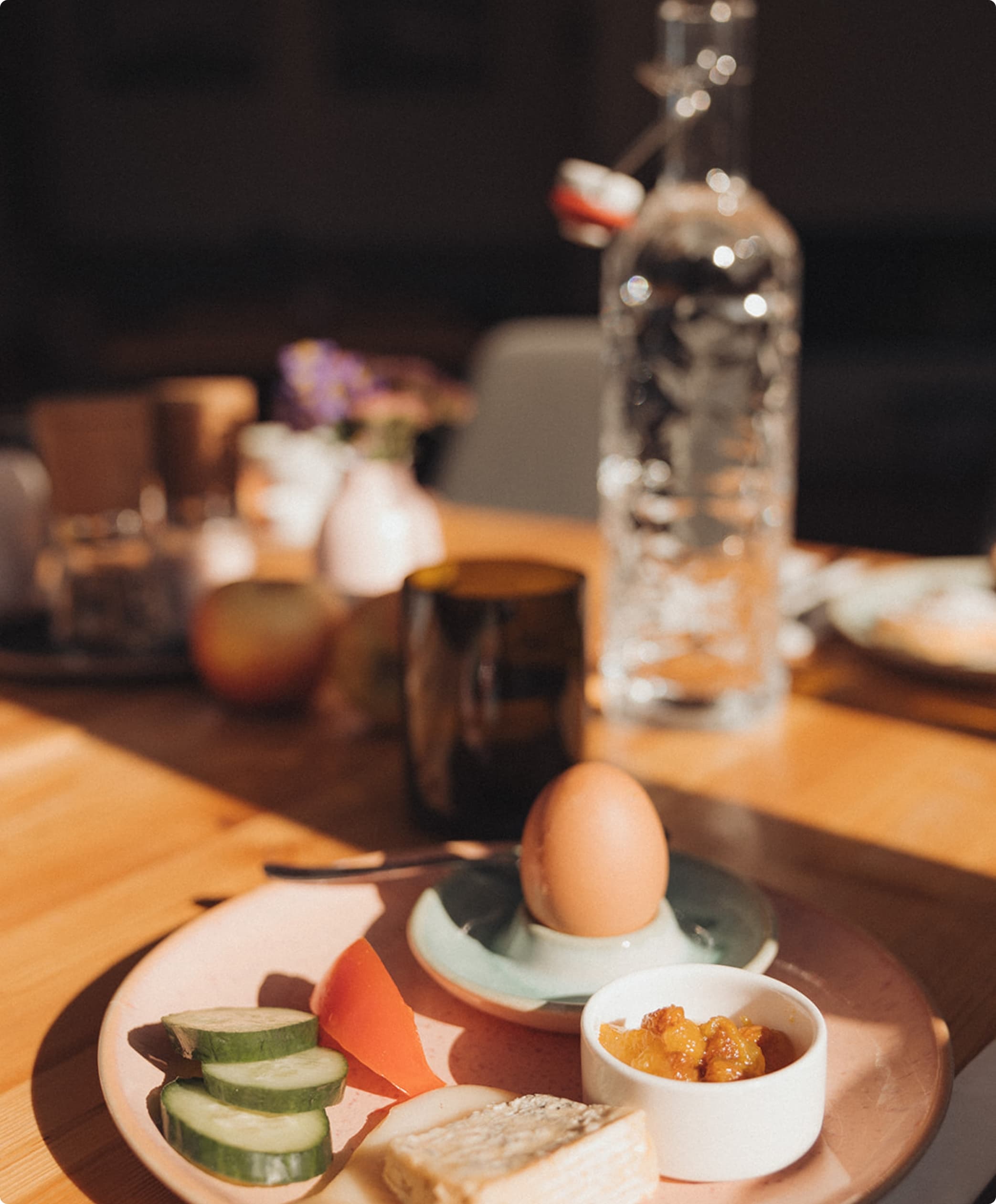 Frühstück mit Ei und Brot