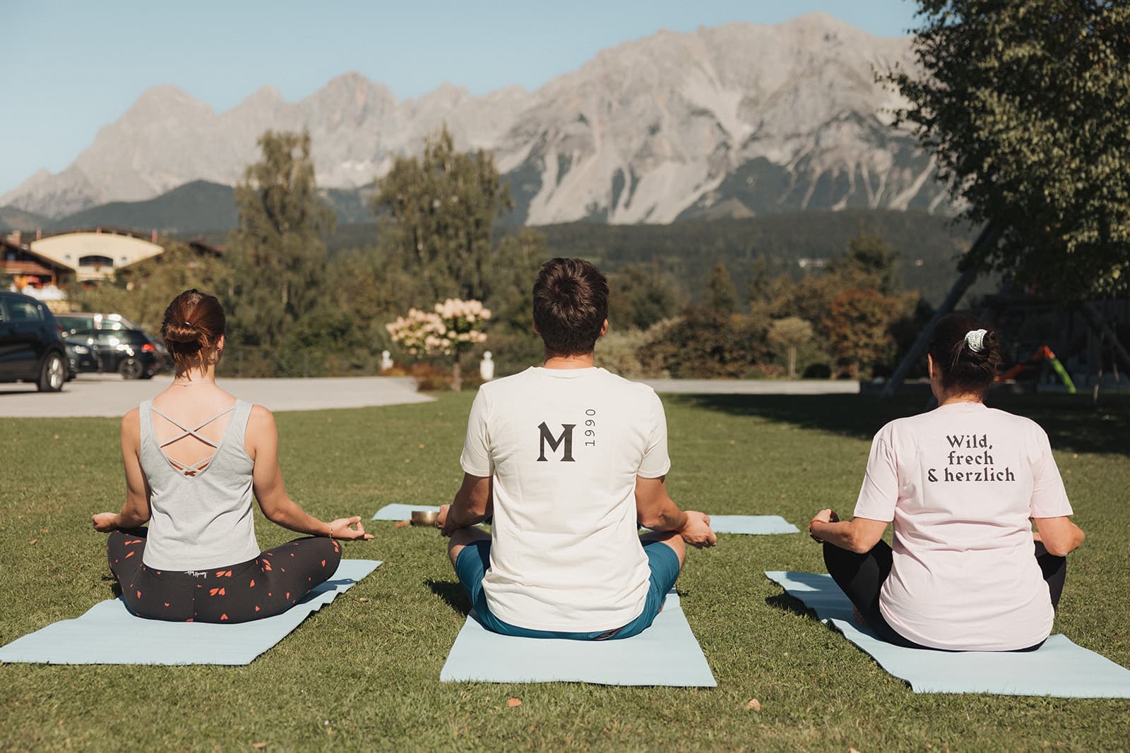Yoga draußen Gruppe