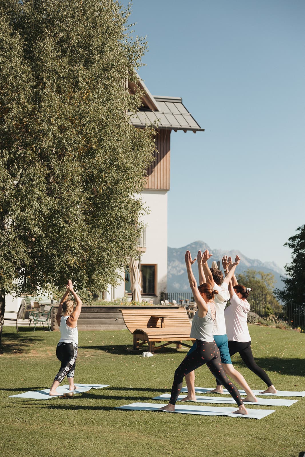 Yoga draußen vor Haus