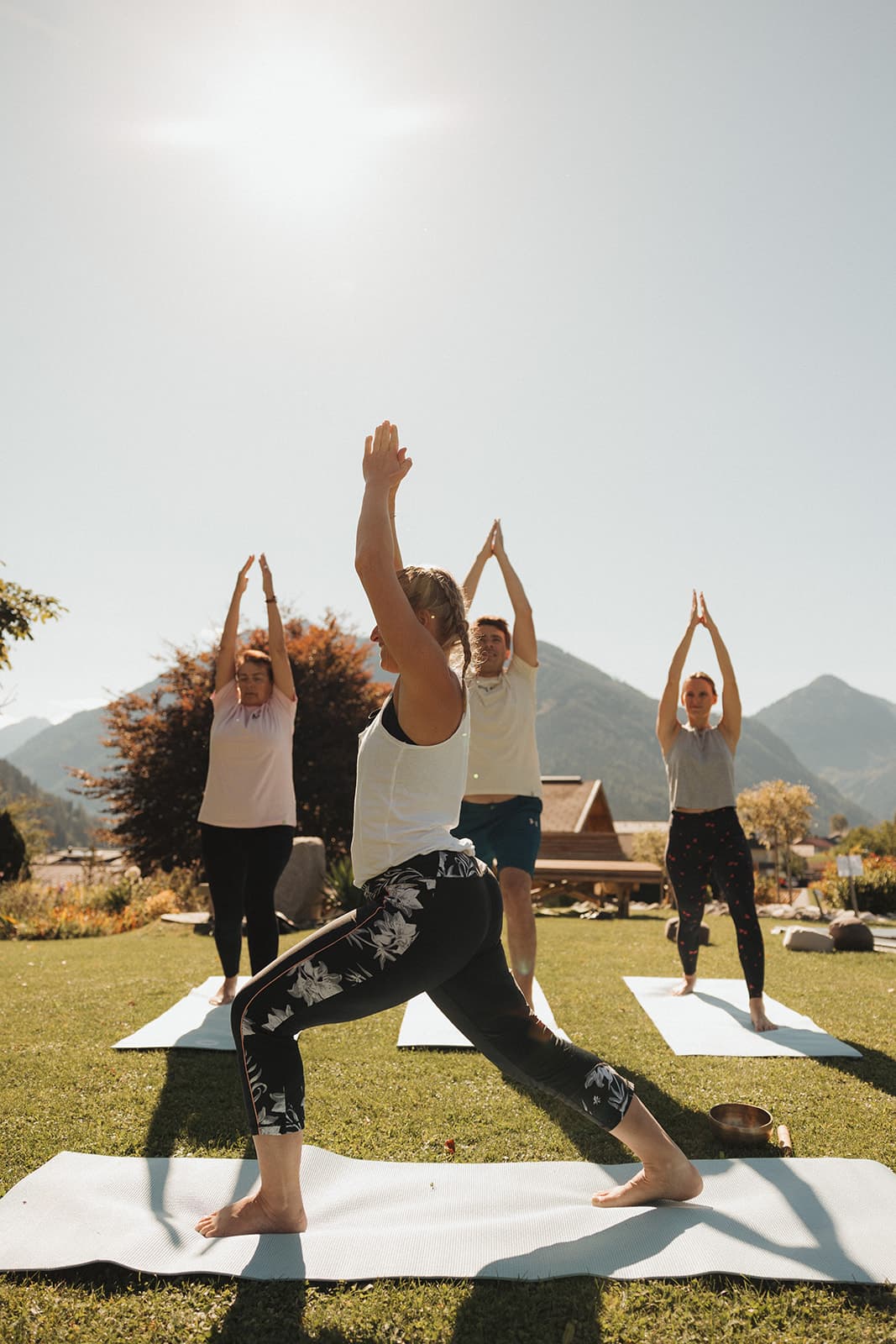 Yoga draußen mit Bergblick