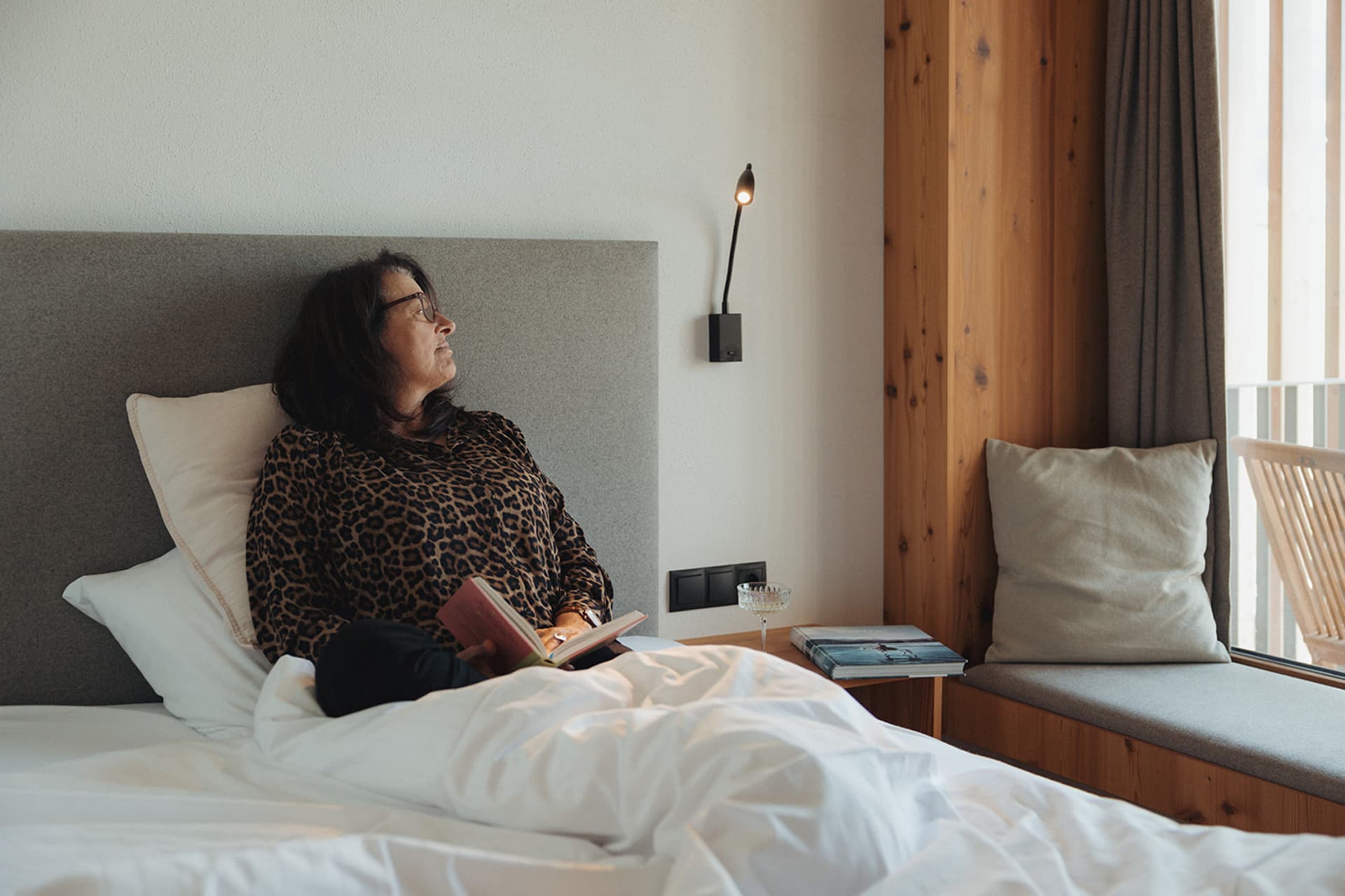 Frau entspannt im Bett