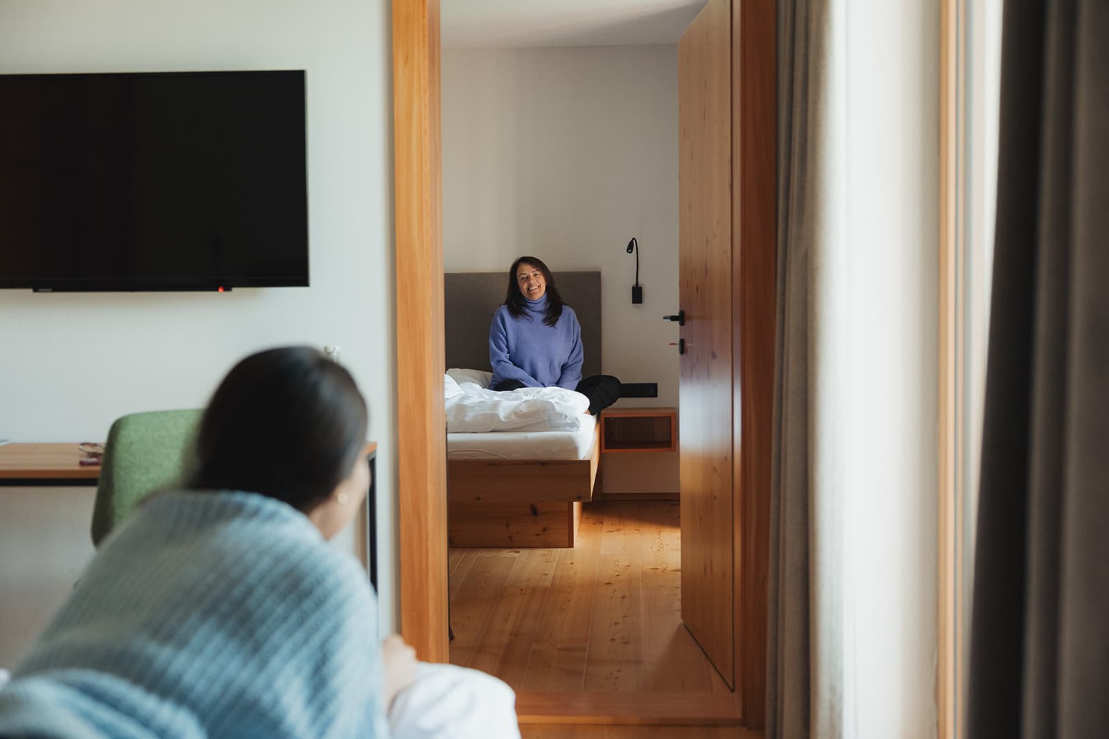 Person sitzt im Zimmer