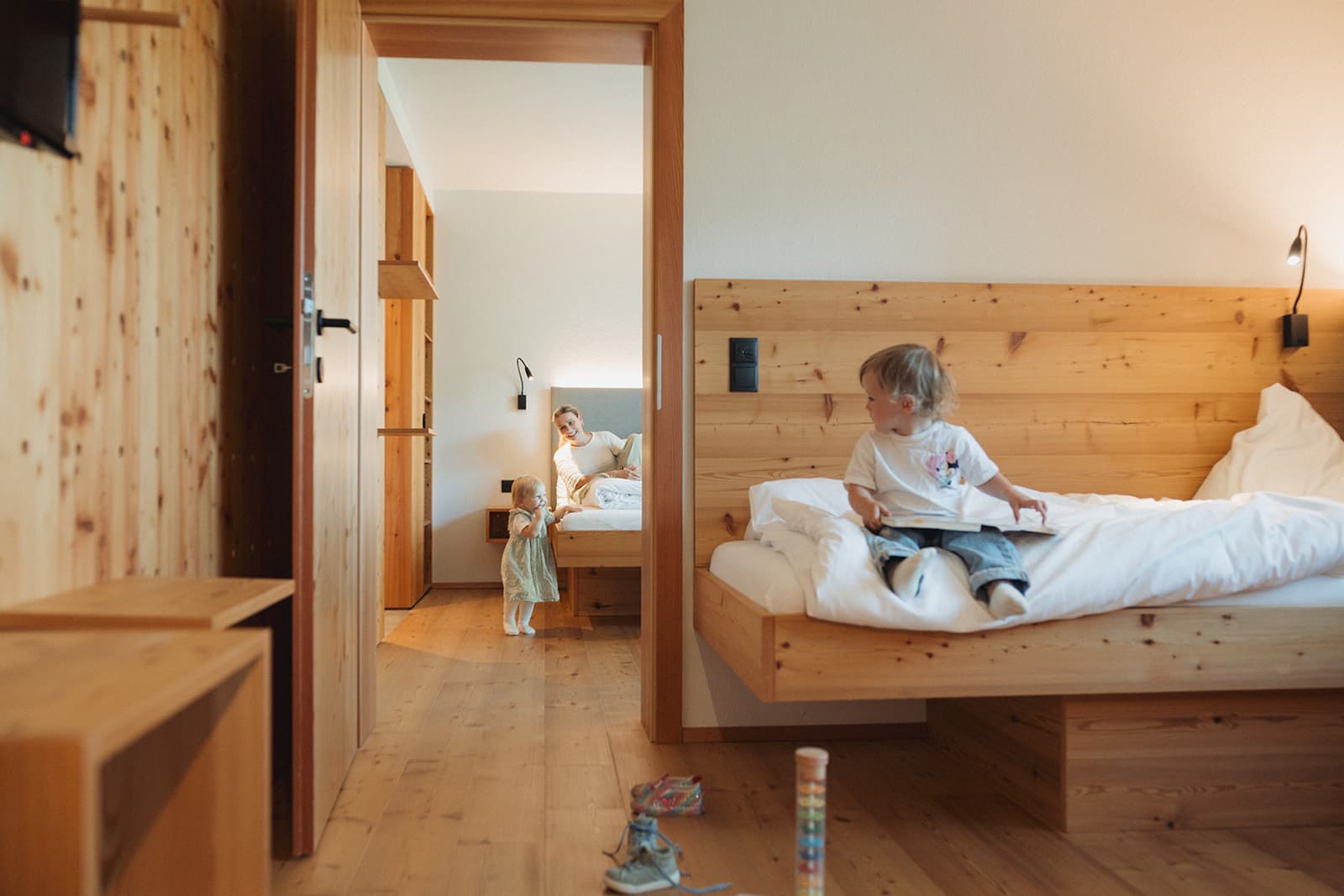 Zimmer mit Bett und Sitzecke
