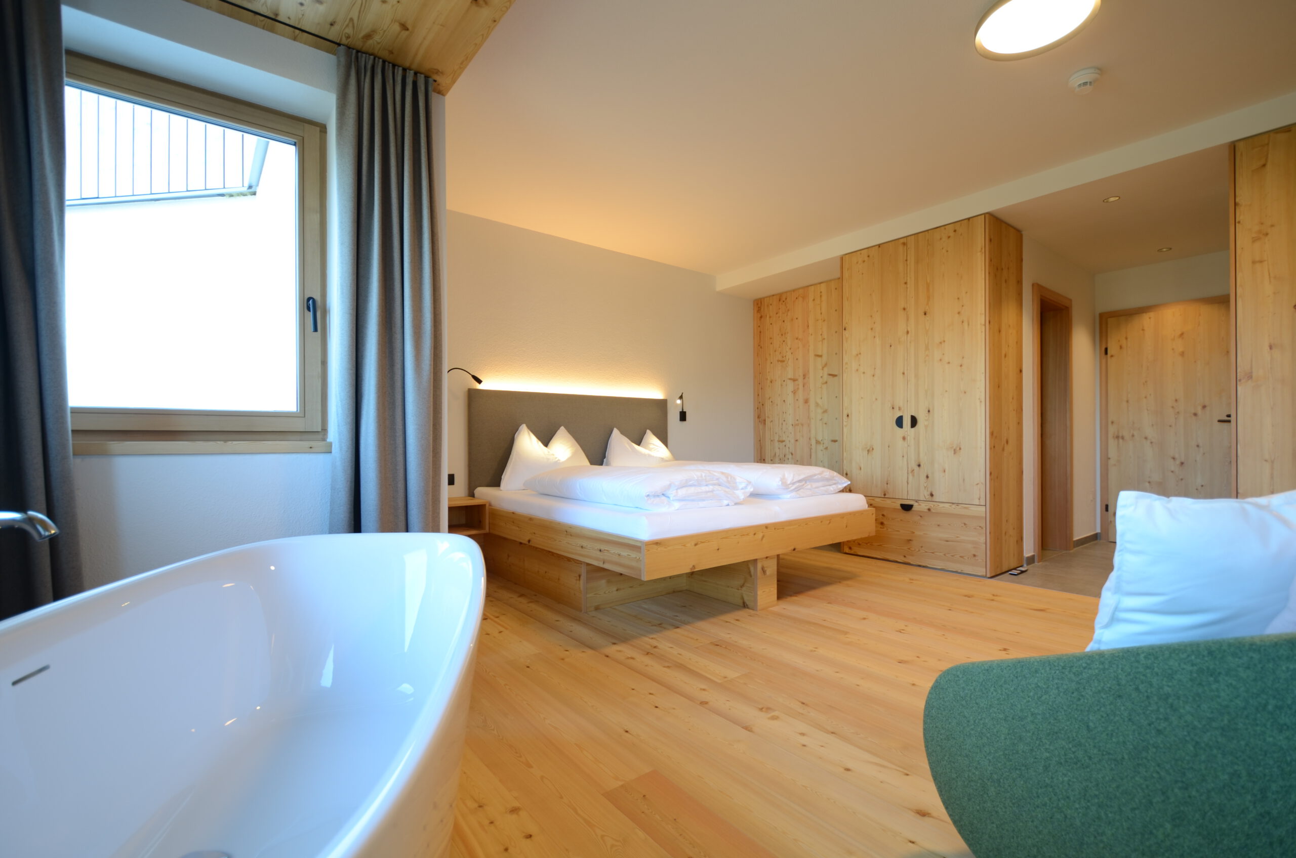 Schlafzimmer mit Badewanne