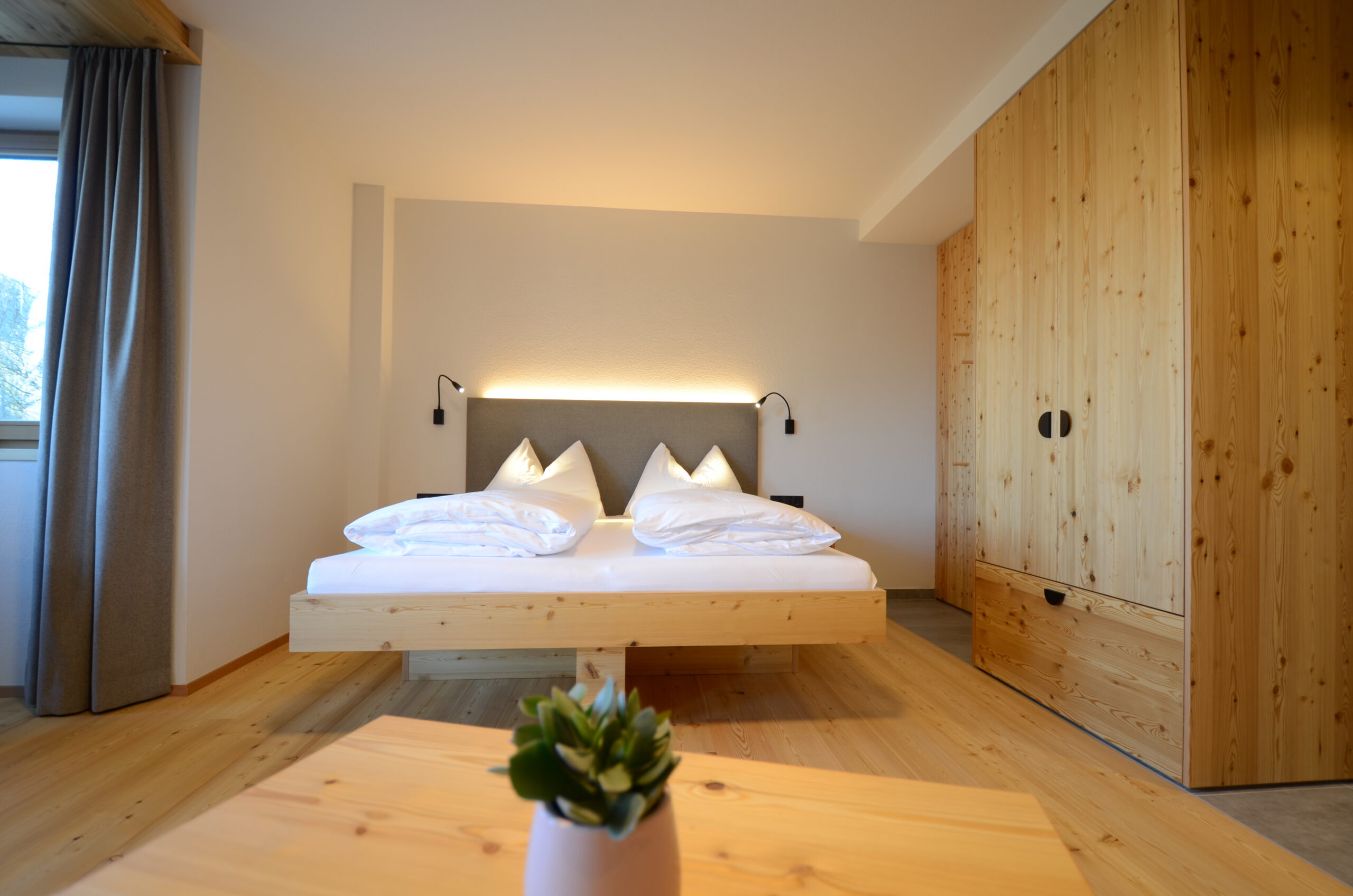 Schlafzimmer frontal mit Pflanze