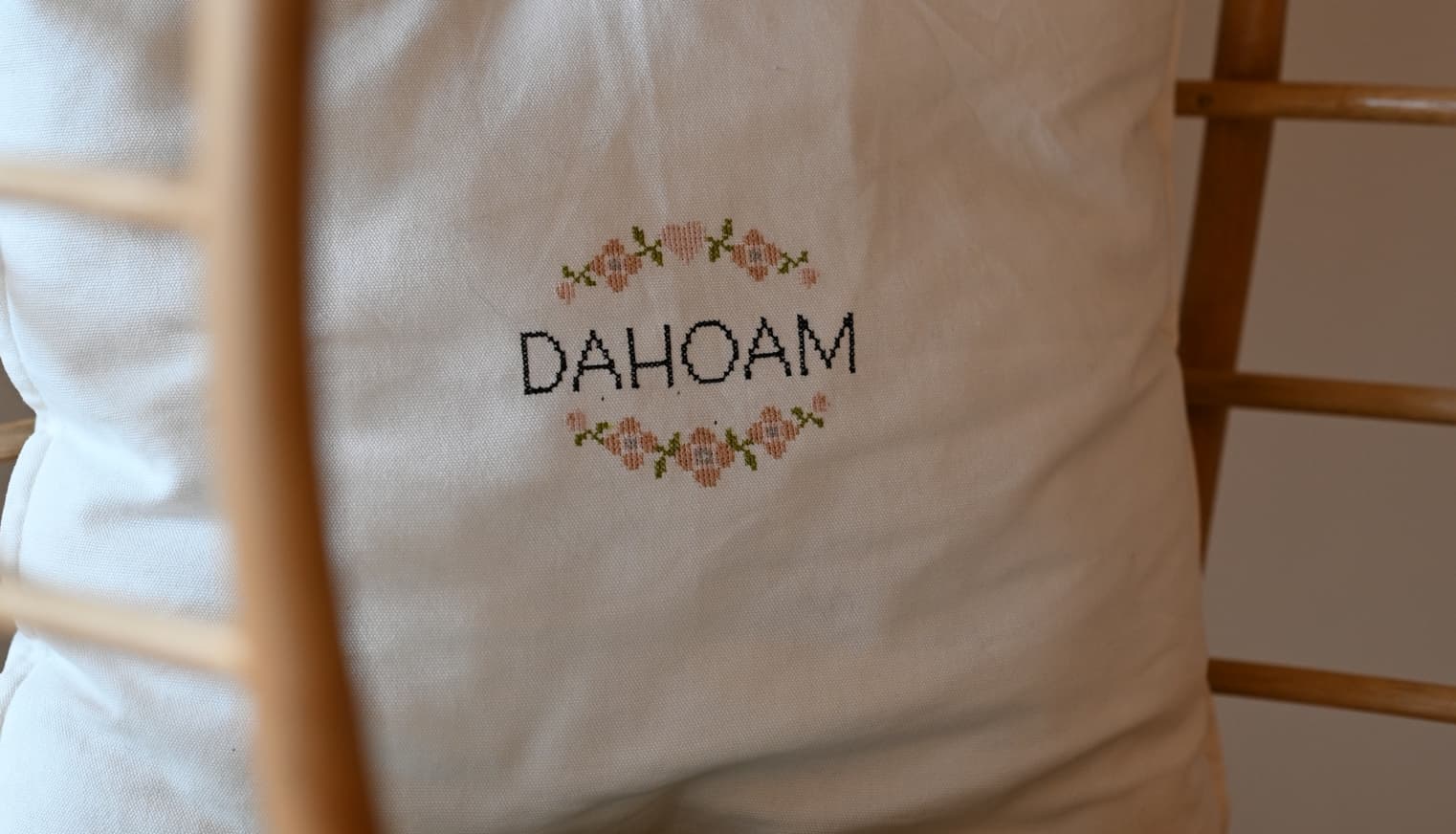 Polster mit Daheim Schriftzug