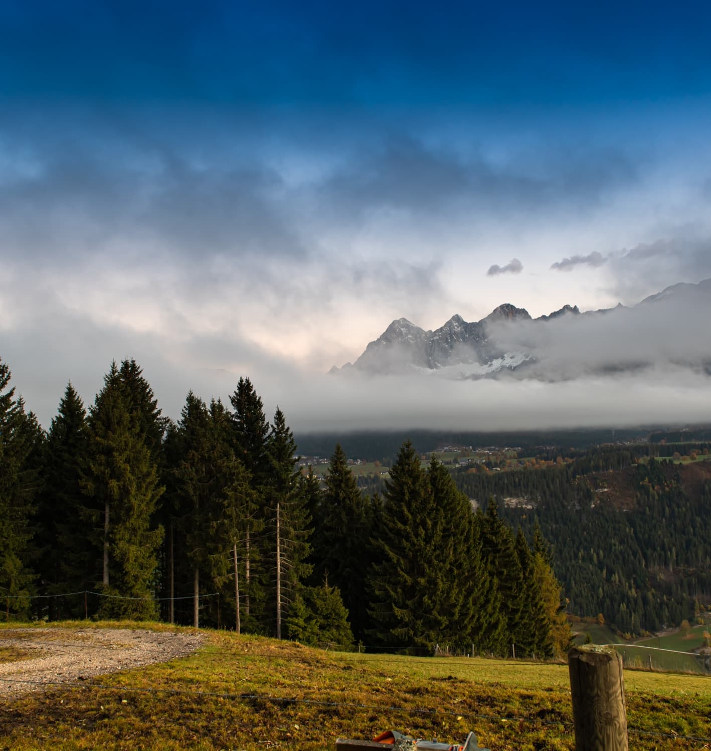 Berglandschaft mit Nebel