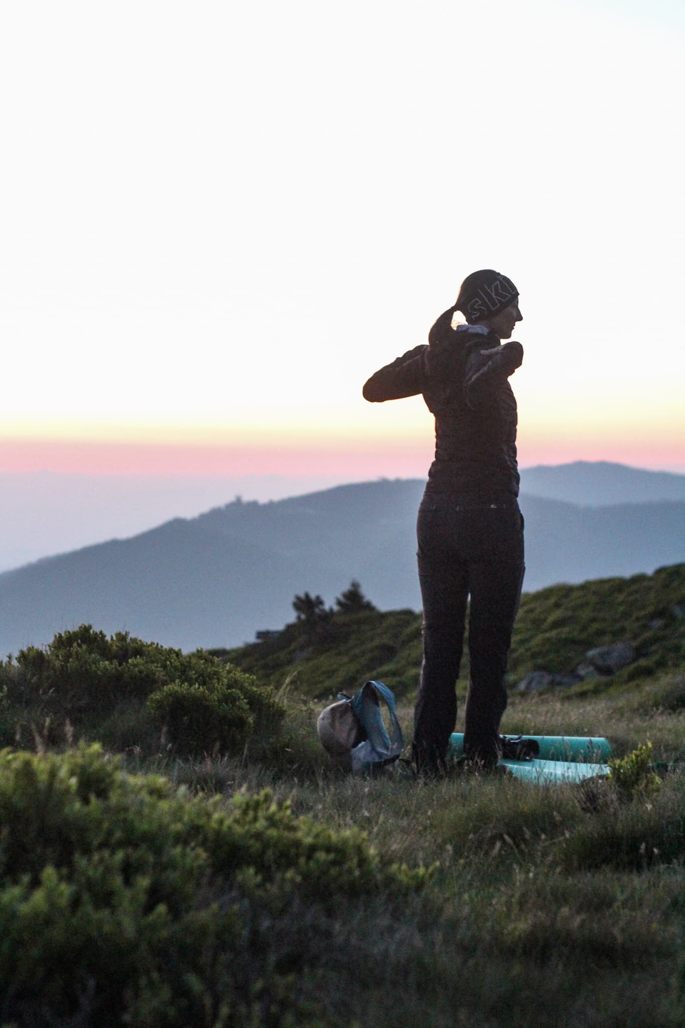 Person Yogaposa auf Berg