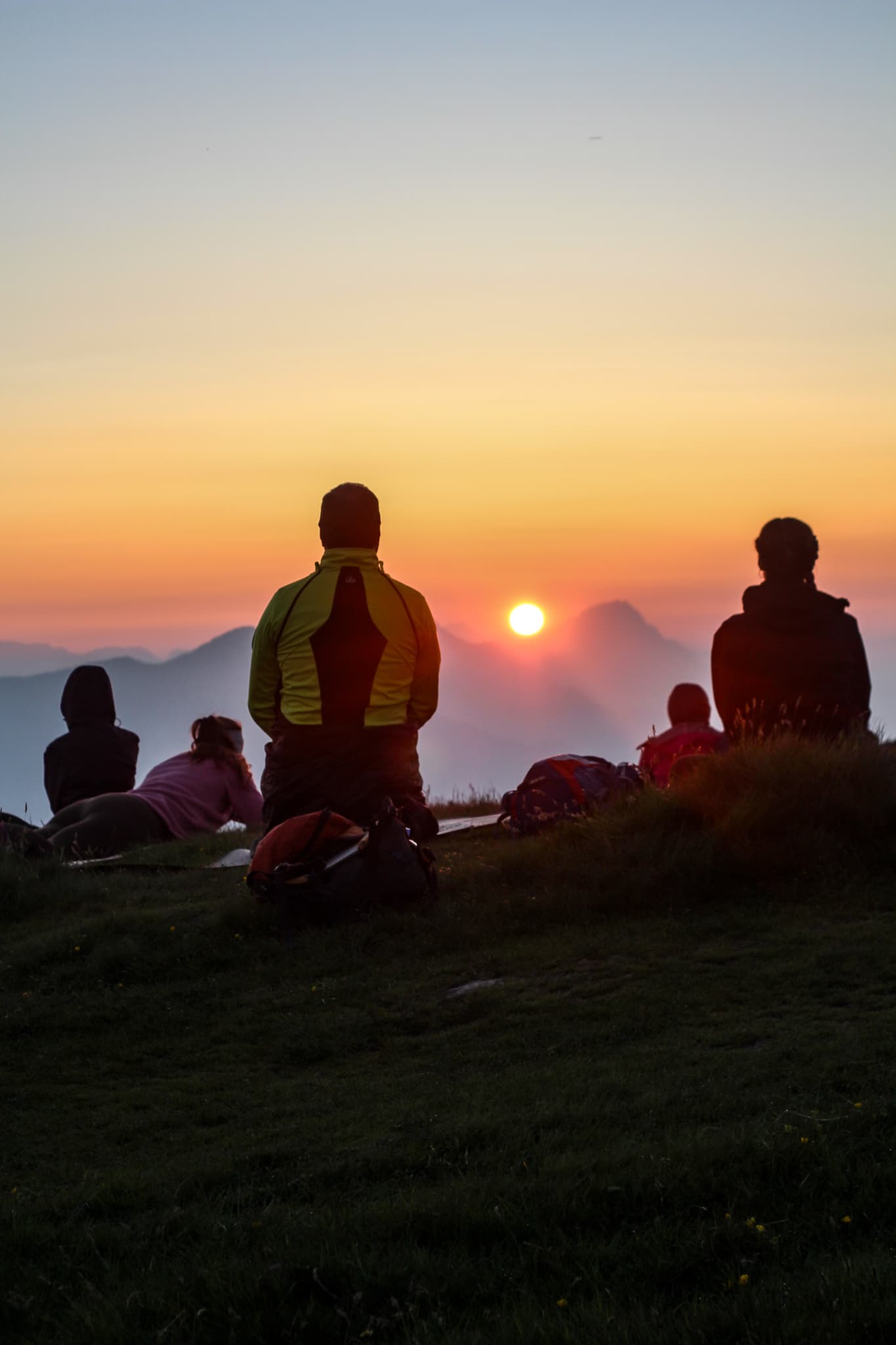 Personen bei Sonnenuntergang