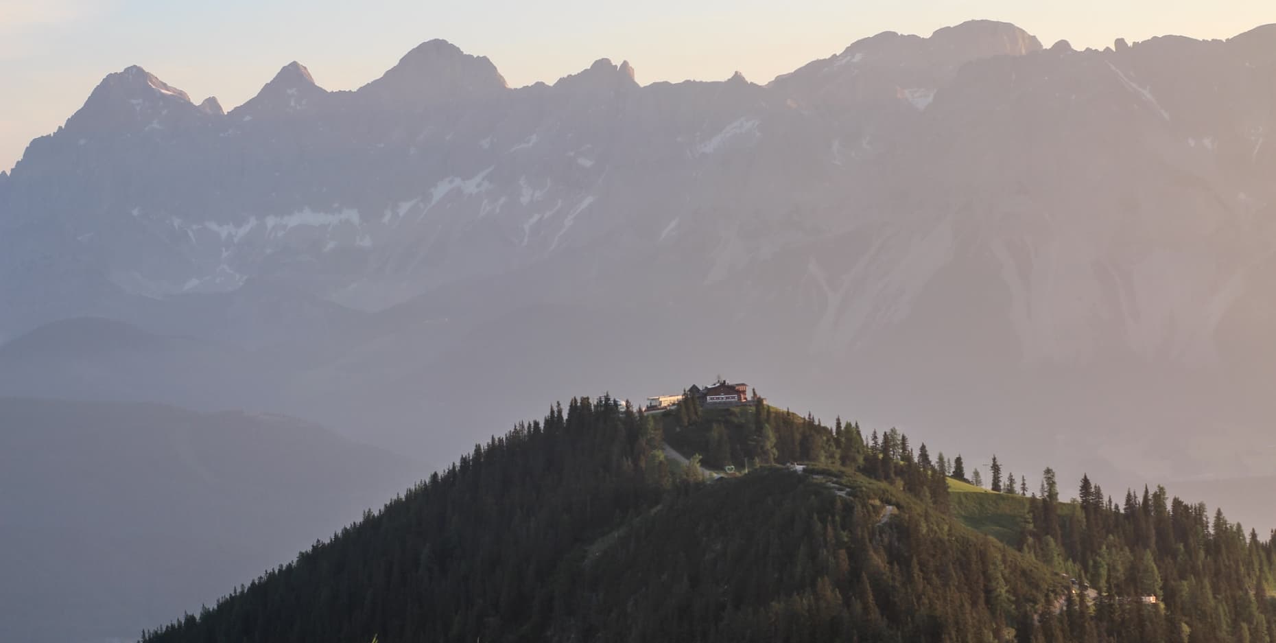 Berg mit Hütte mit blick auf Dachstein