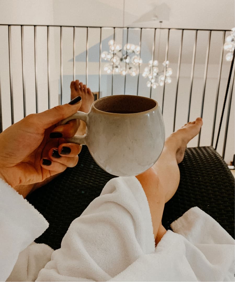 Tee in der Hand im Ruheraum