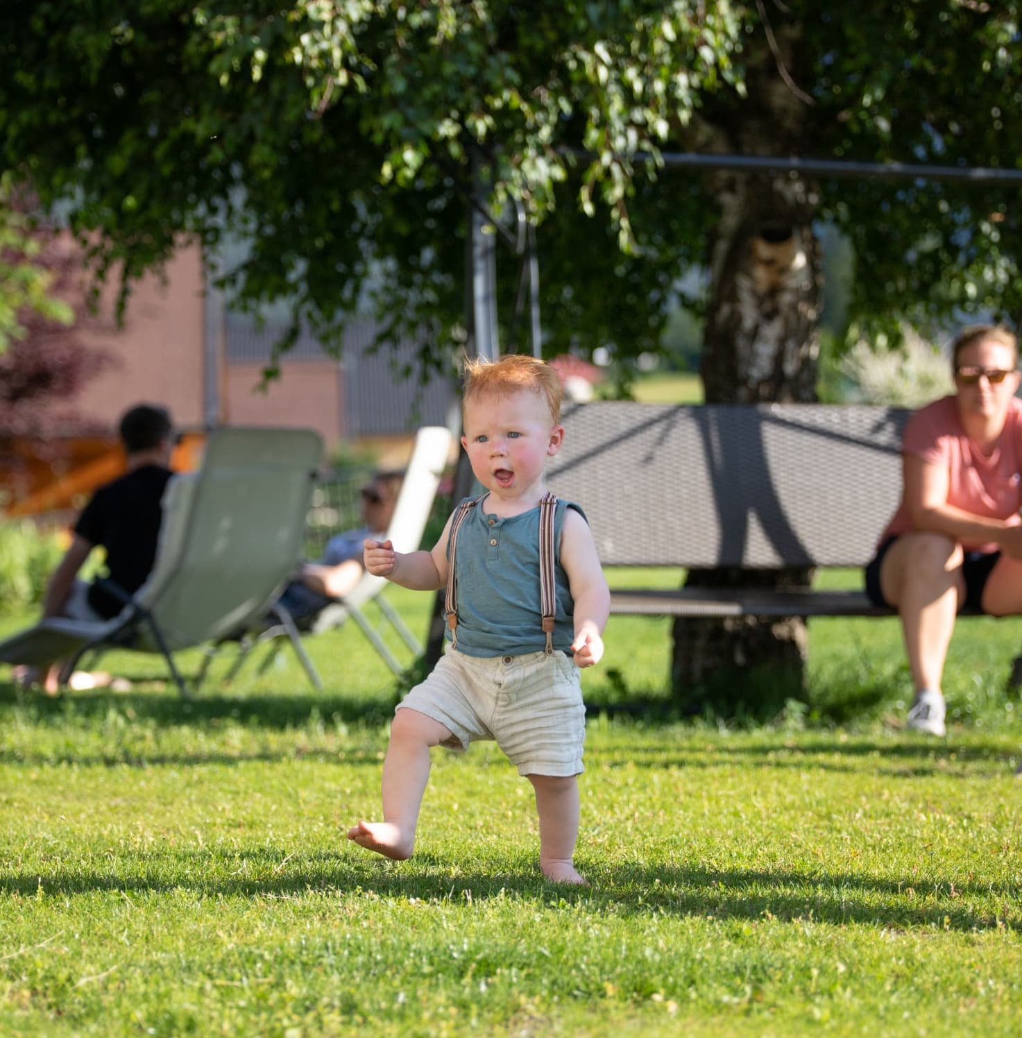 Kind spielt im Garten