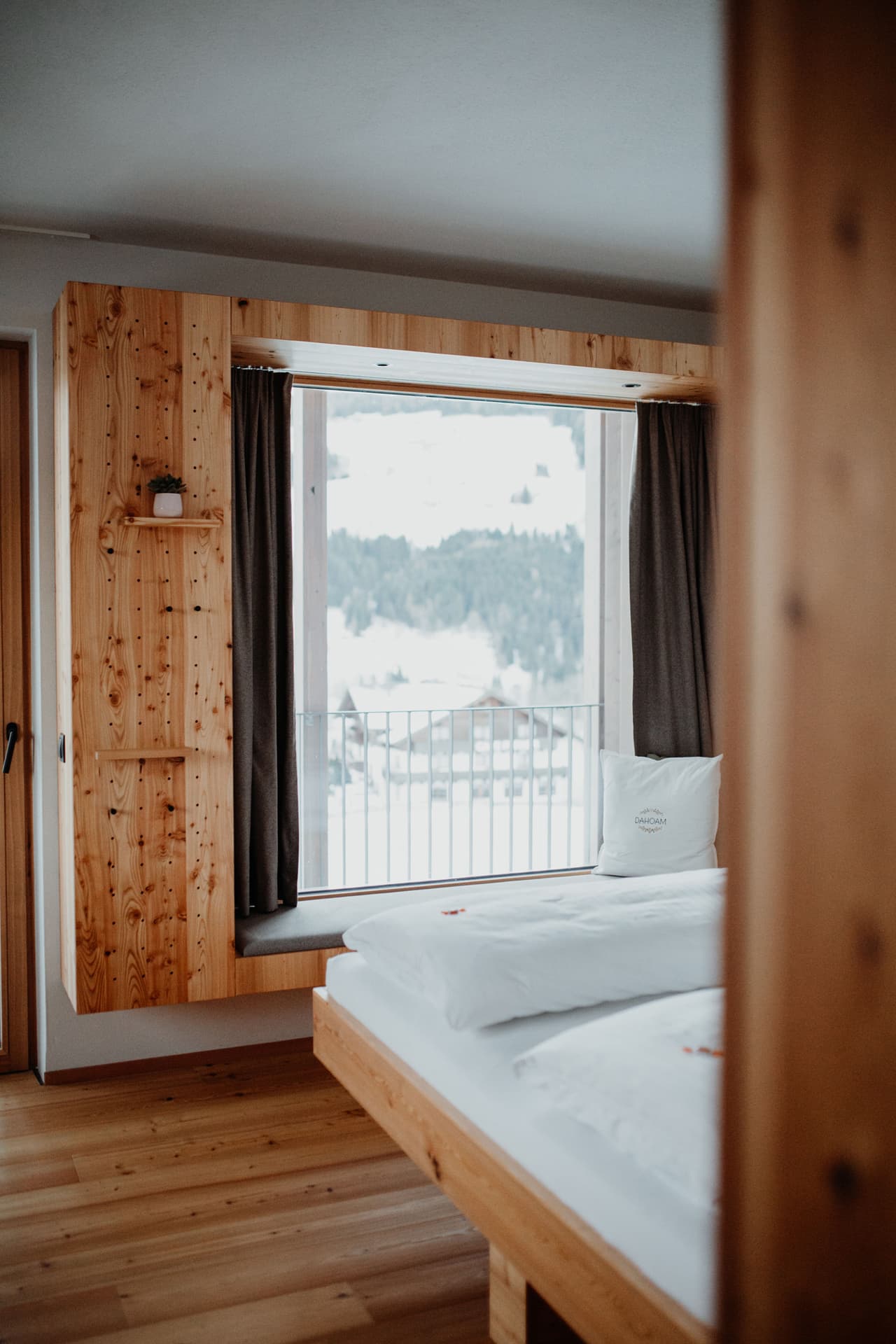 Zimmer mit Fenster mit Bergblick