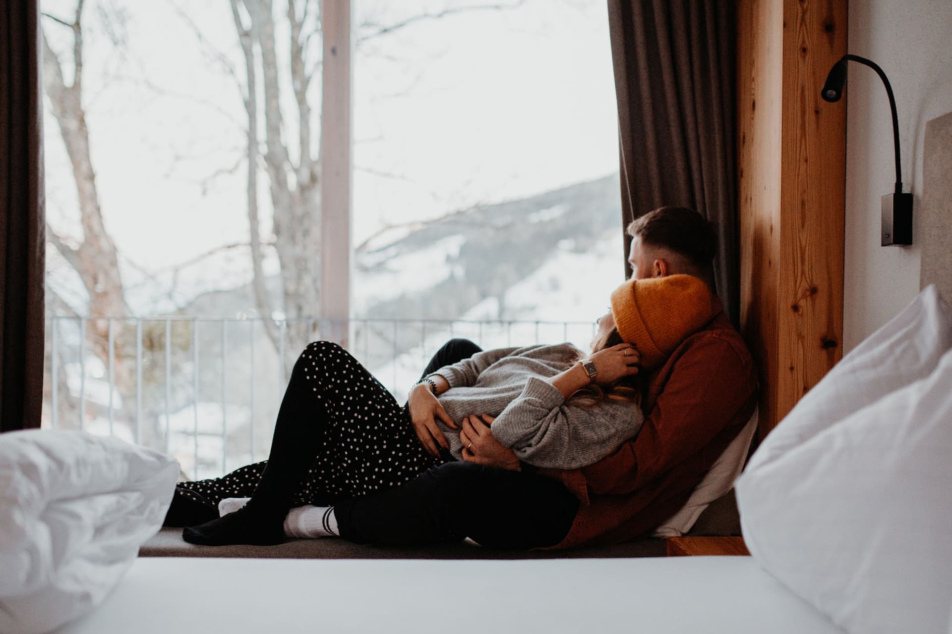 Person entspannt am Fensterbett