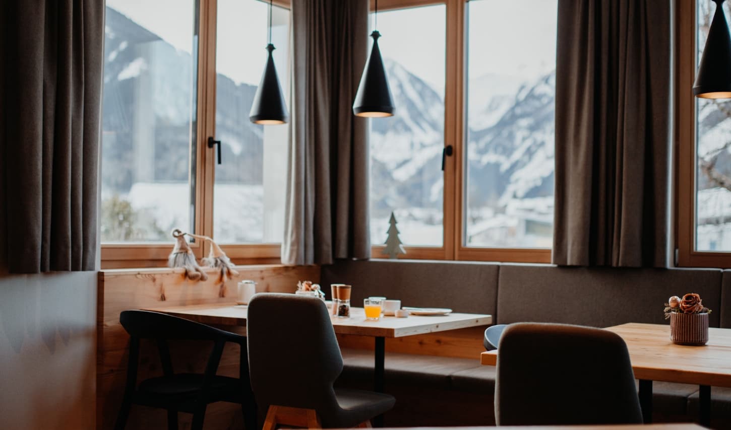 Essbereich mit Bergblick