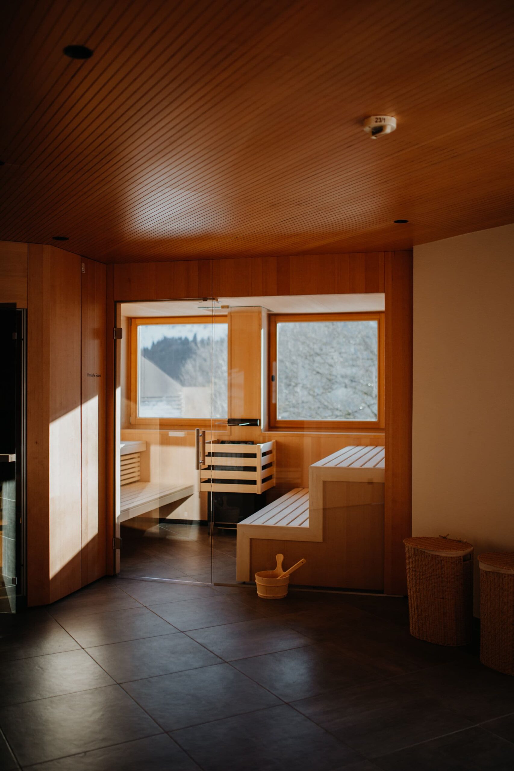 Detail Hand im Bademantel