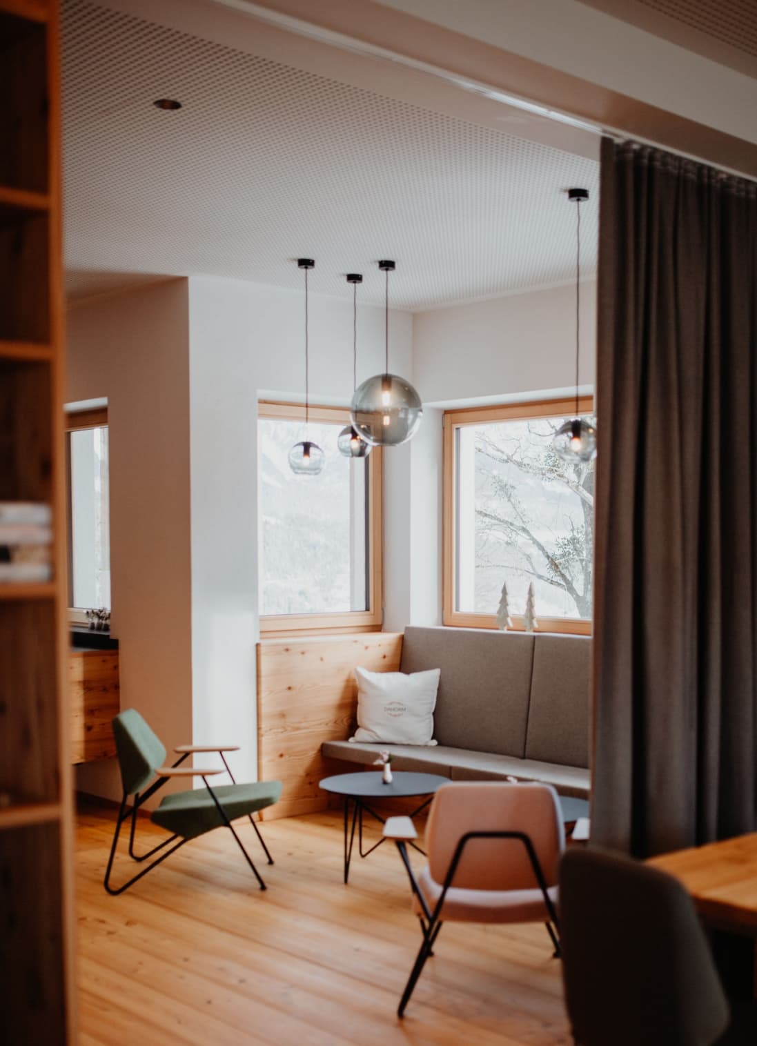 Mariandl Lounge mit Blick nach draussen im Winter