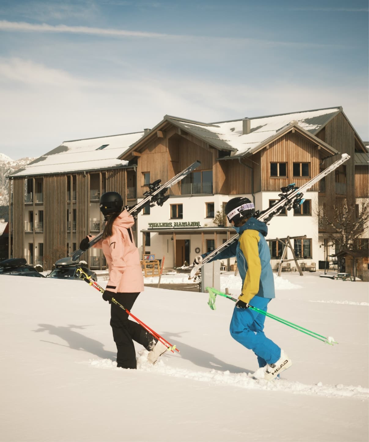 Gäste mit Skier vor Hotel Winter