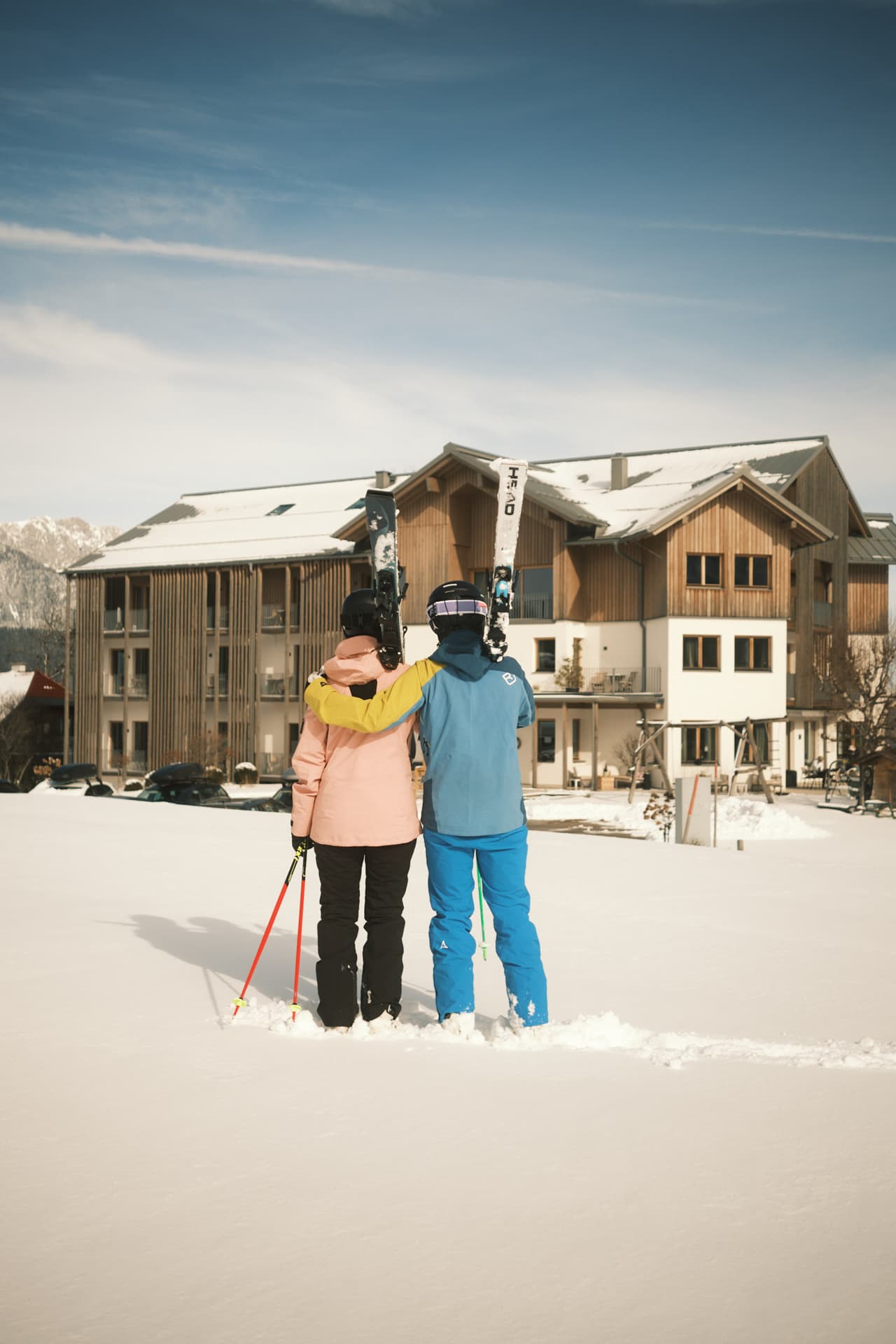 Hotel außen Winter mit Gästen