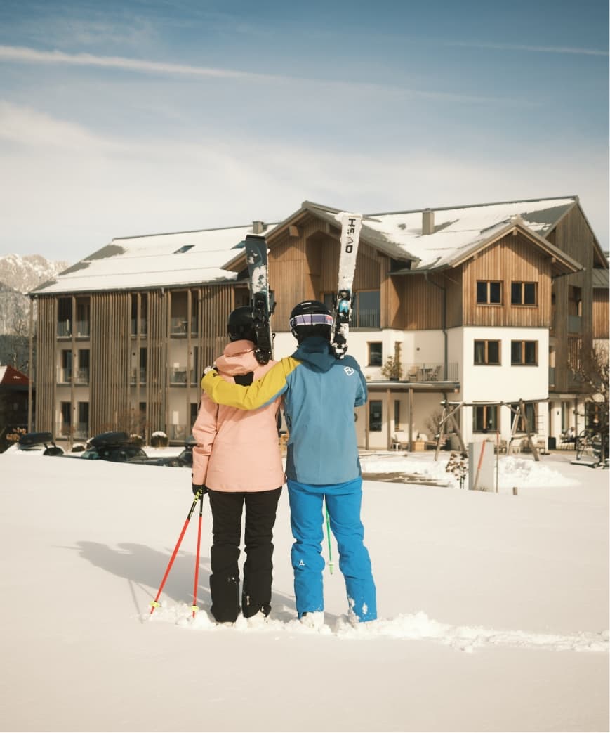 Gäste mit Skier vor Hotel Winter