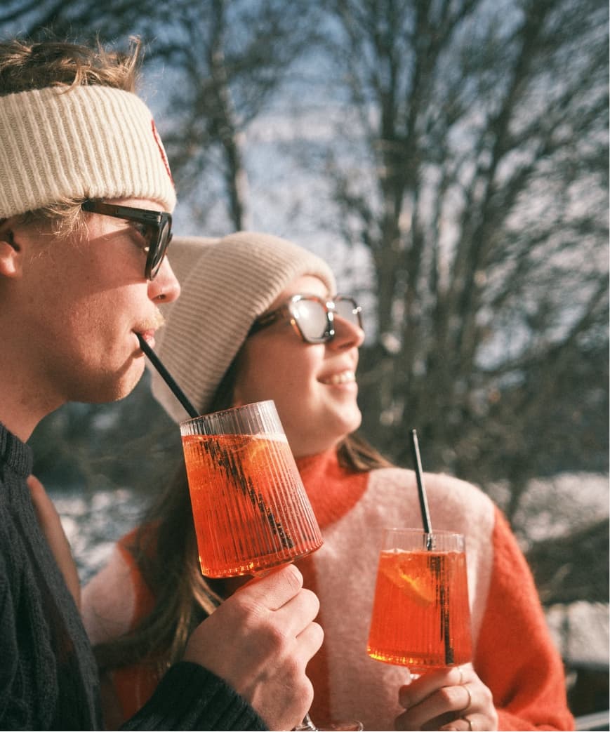 Gäste stoßen mit Getränken an