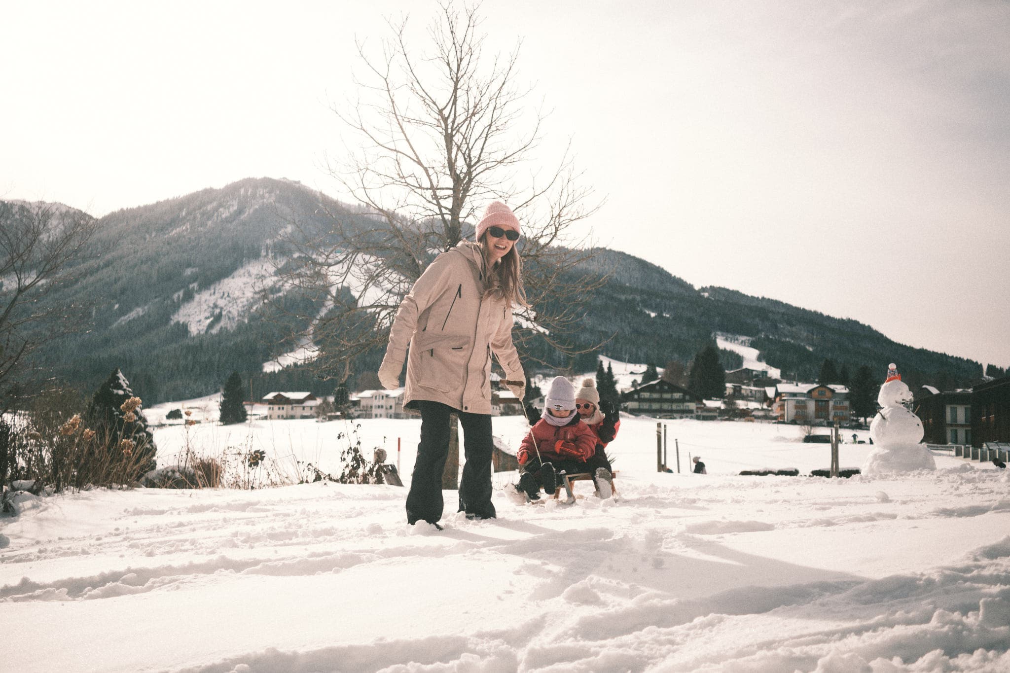 Person im Schnee mit Kind
