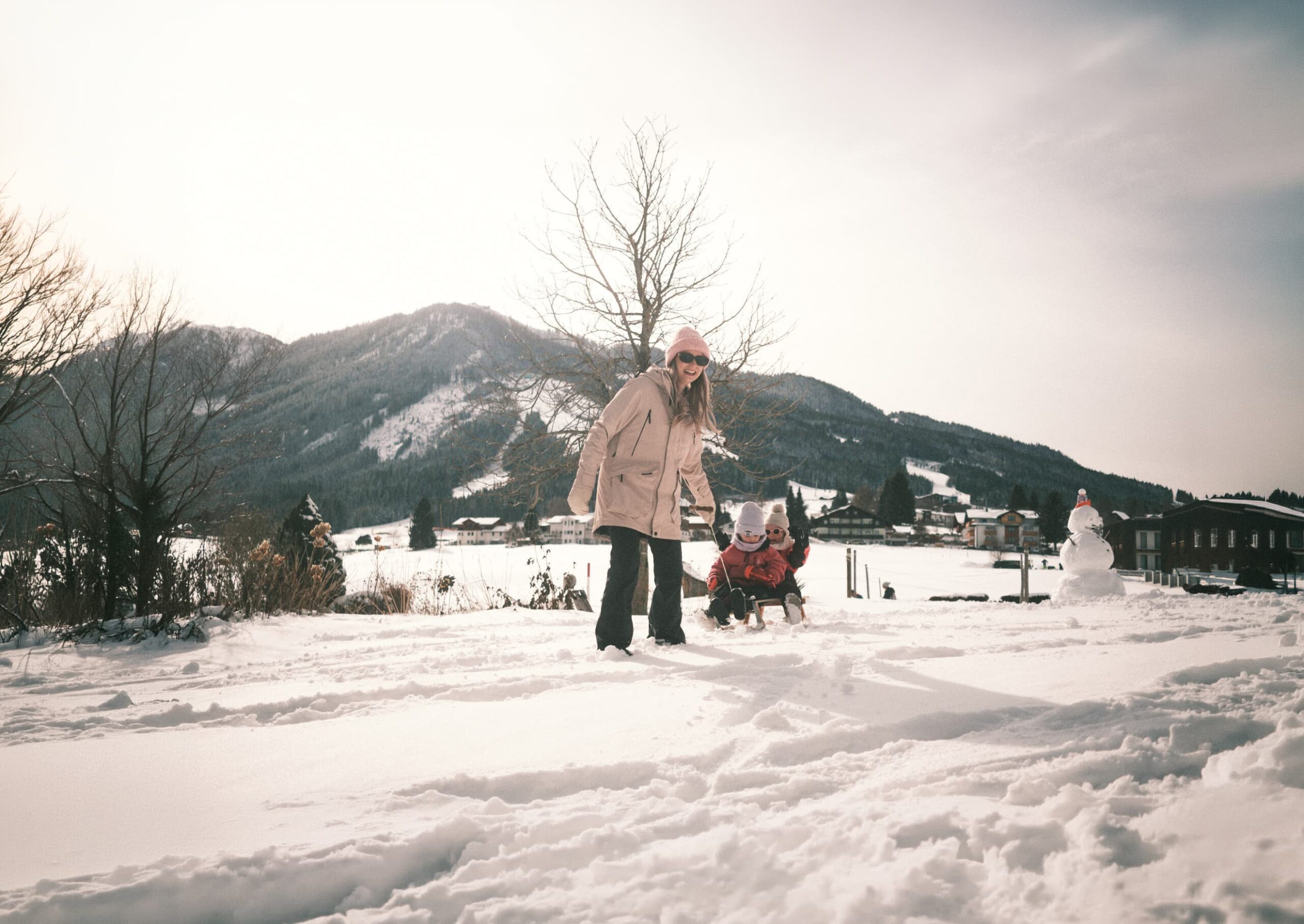 Person mit Kind im Schnee