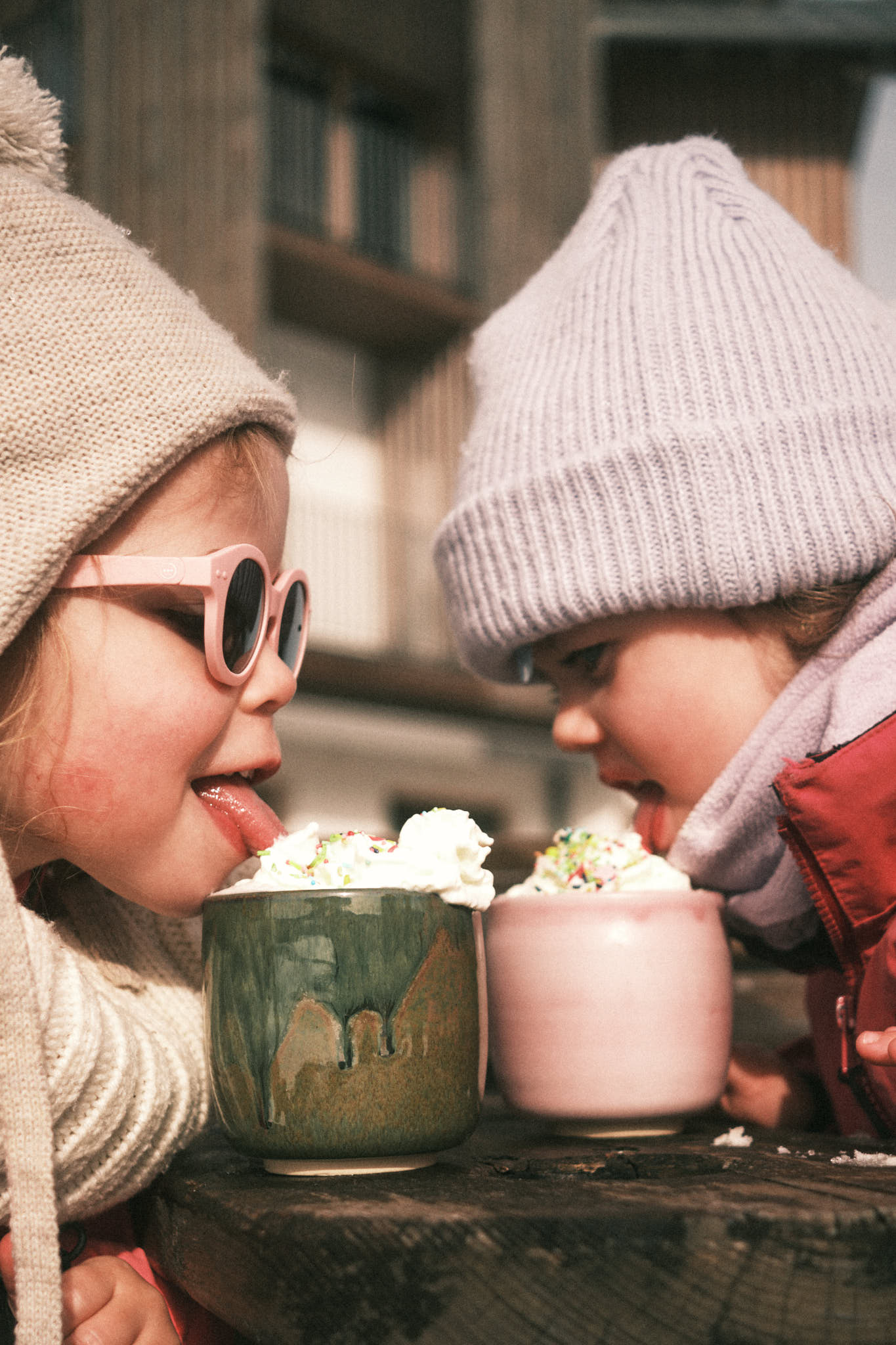 Kinder trinken gemeinsam Heißen Kakao