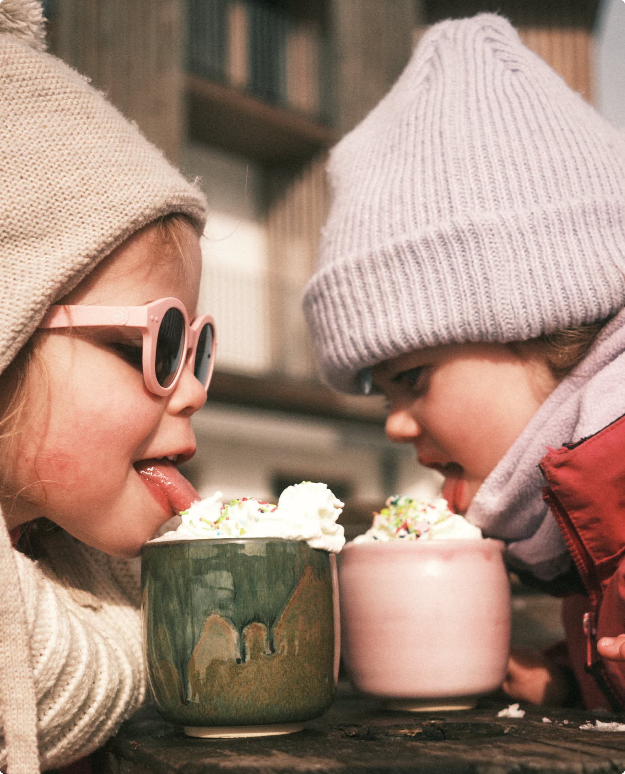 Kinder trinken gemeinsam