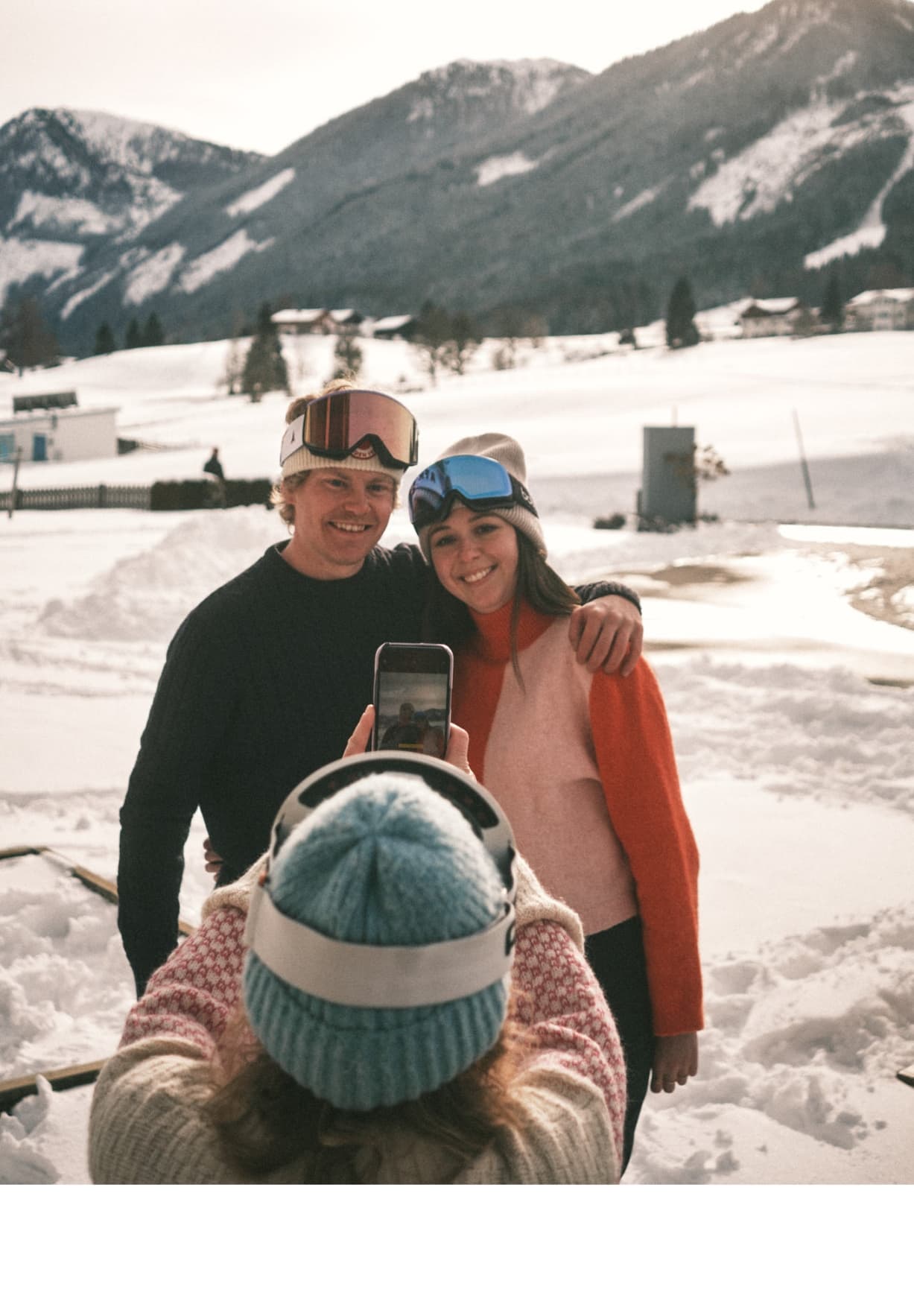 Paar im Schnee lächelnd