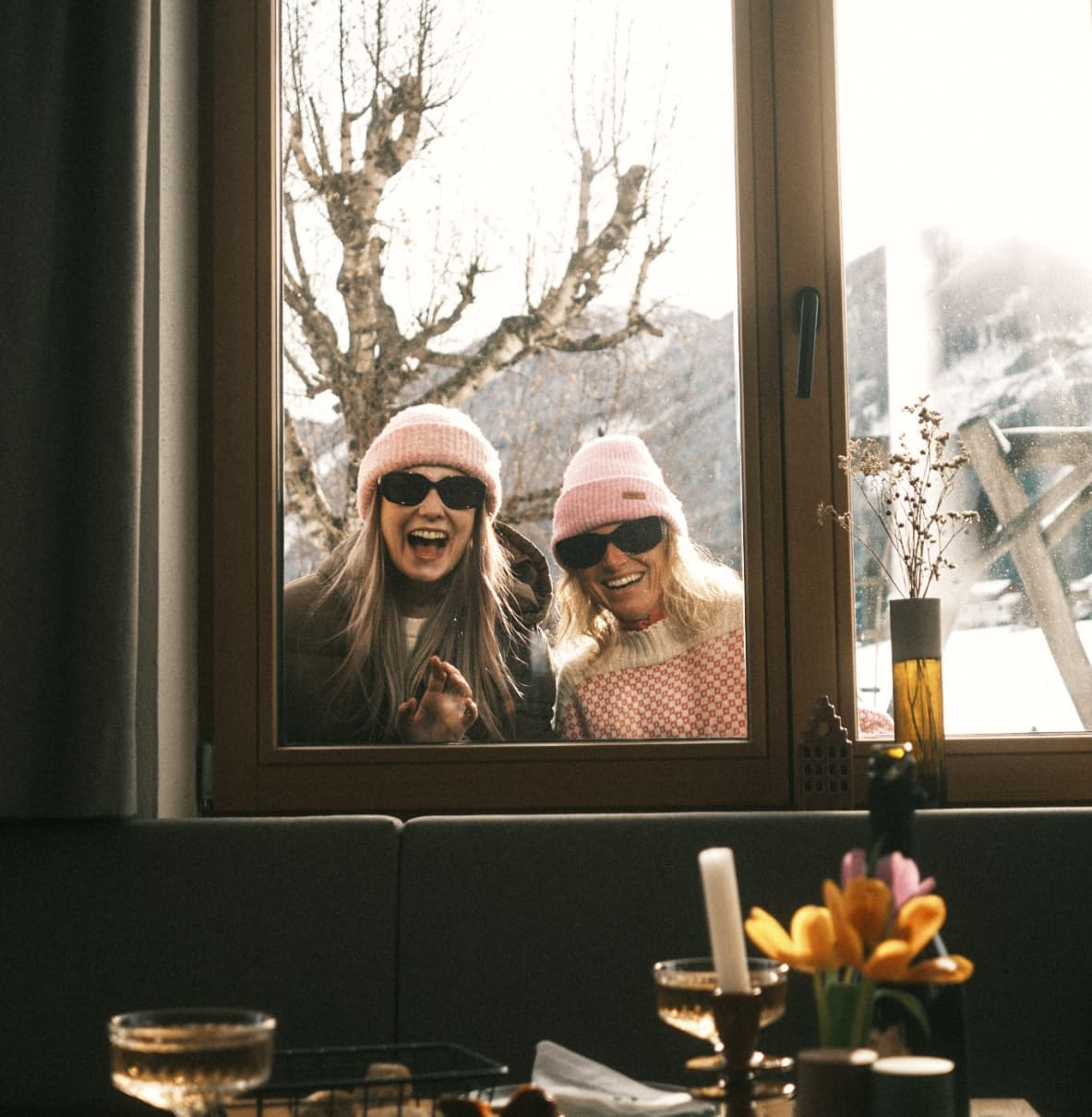 Gäste am Fenster lachen