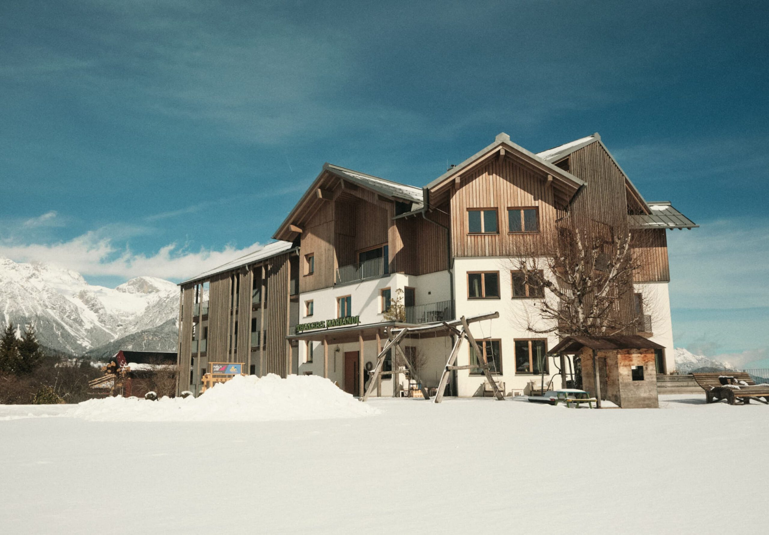 Hotel außen Winter