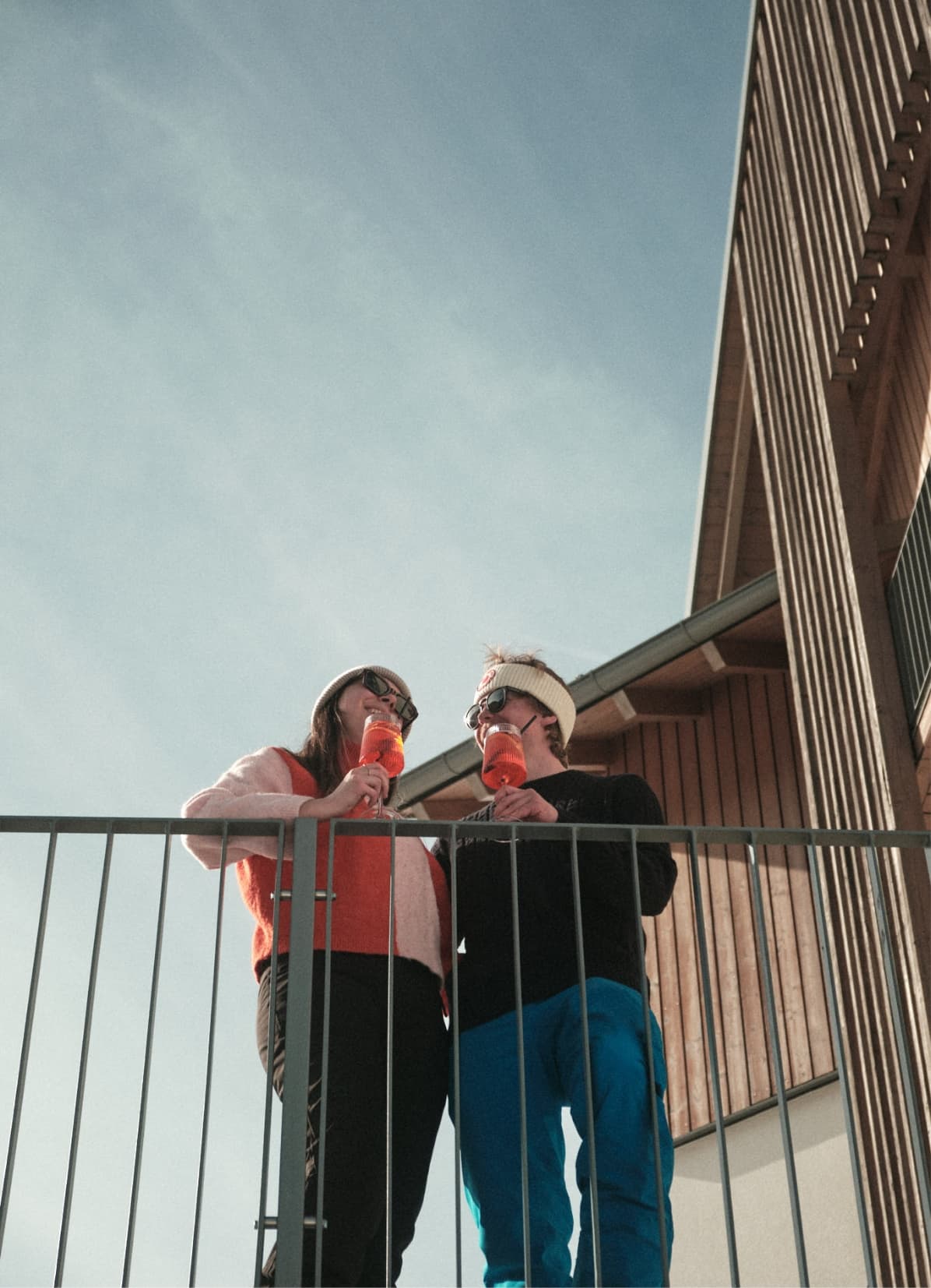 Gäste am Balkon mit Getränke