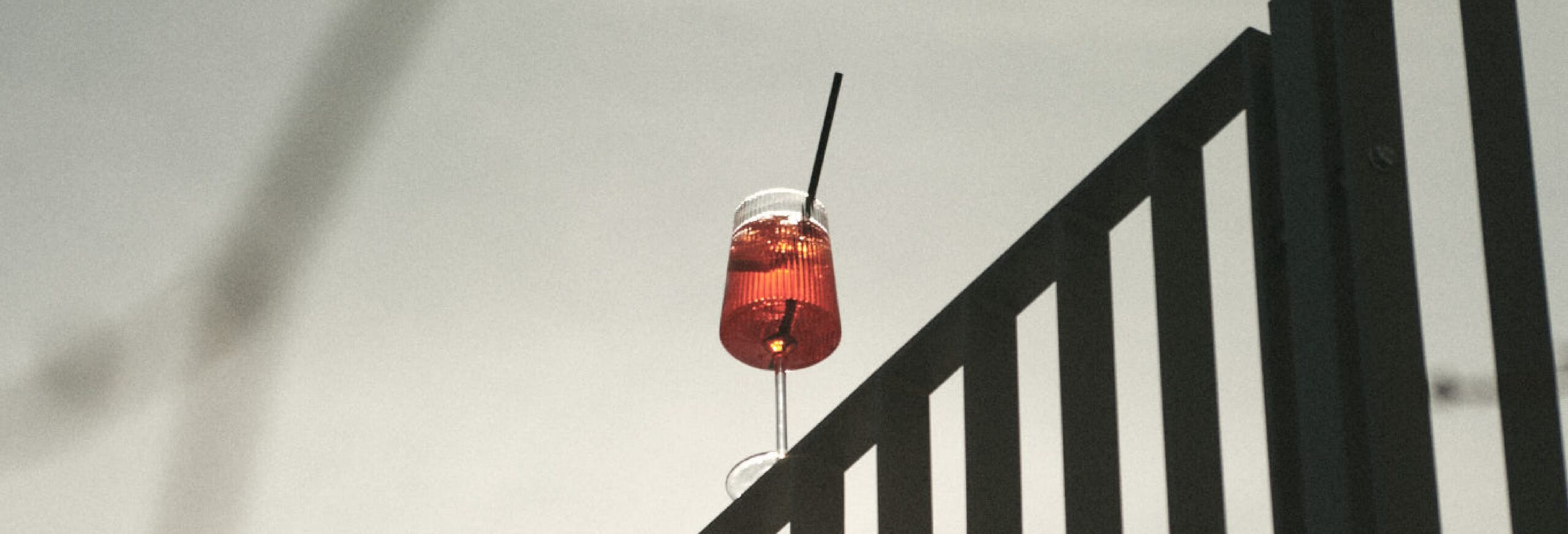 Getränk am Balkon Geländer