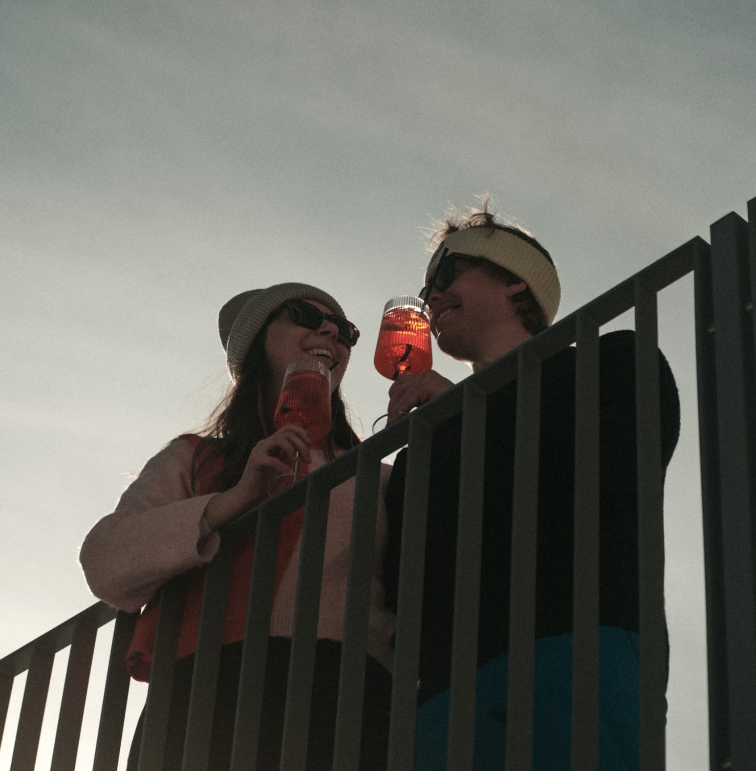 Gäste am Balkon trinken