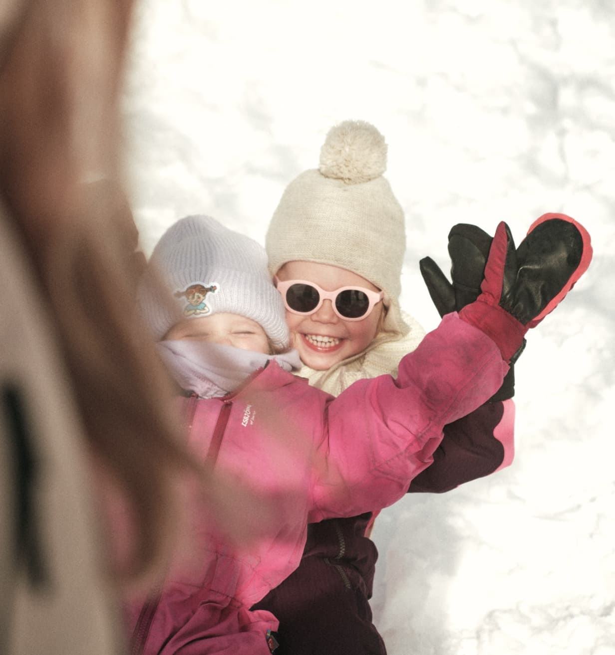 Kind im Schnee mit Handschuh